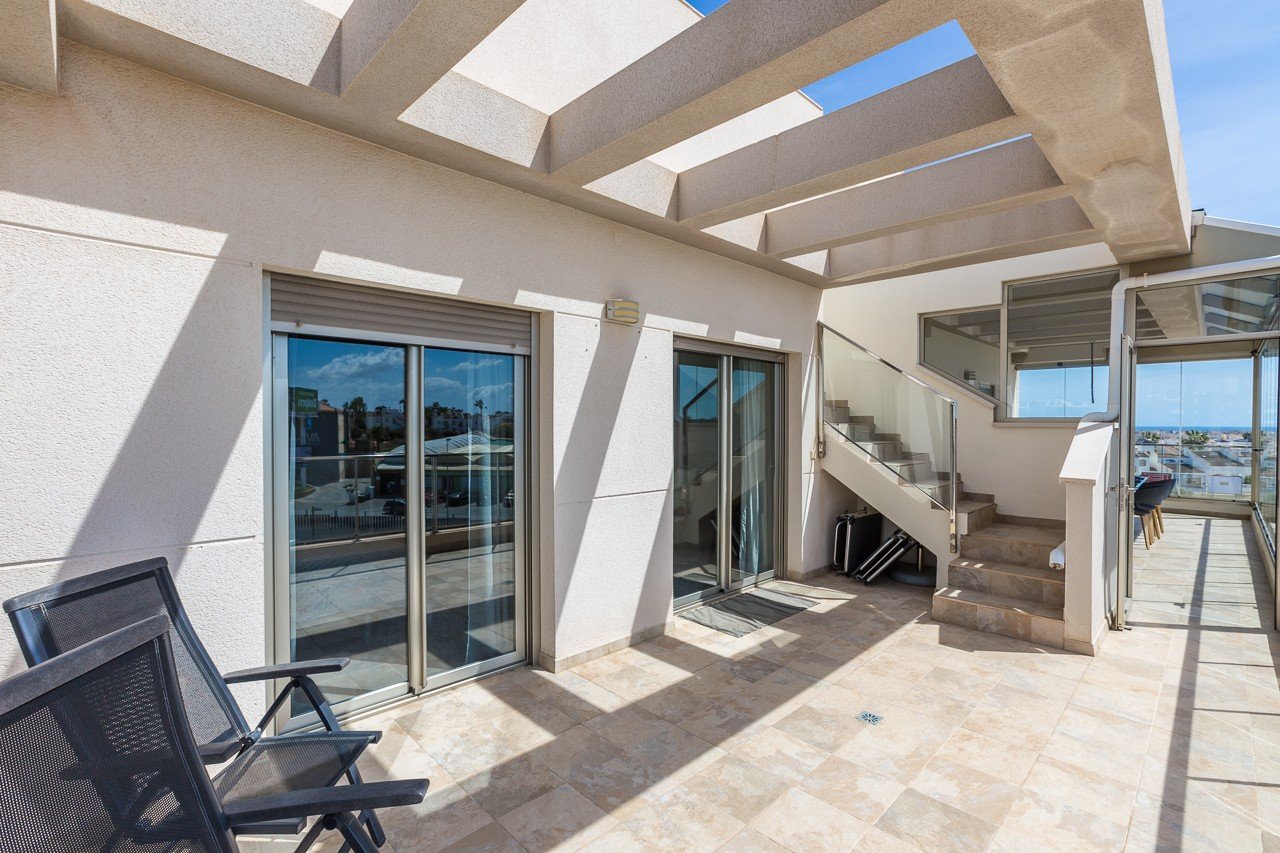Erleben Sie luxuriöses Leben an der Küste in diesem atemberaubenden Penthouse-Wohnung zum Verkauf in der begehrten Gegend von Villamartin. Eigentlich