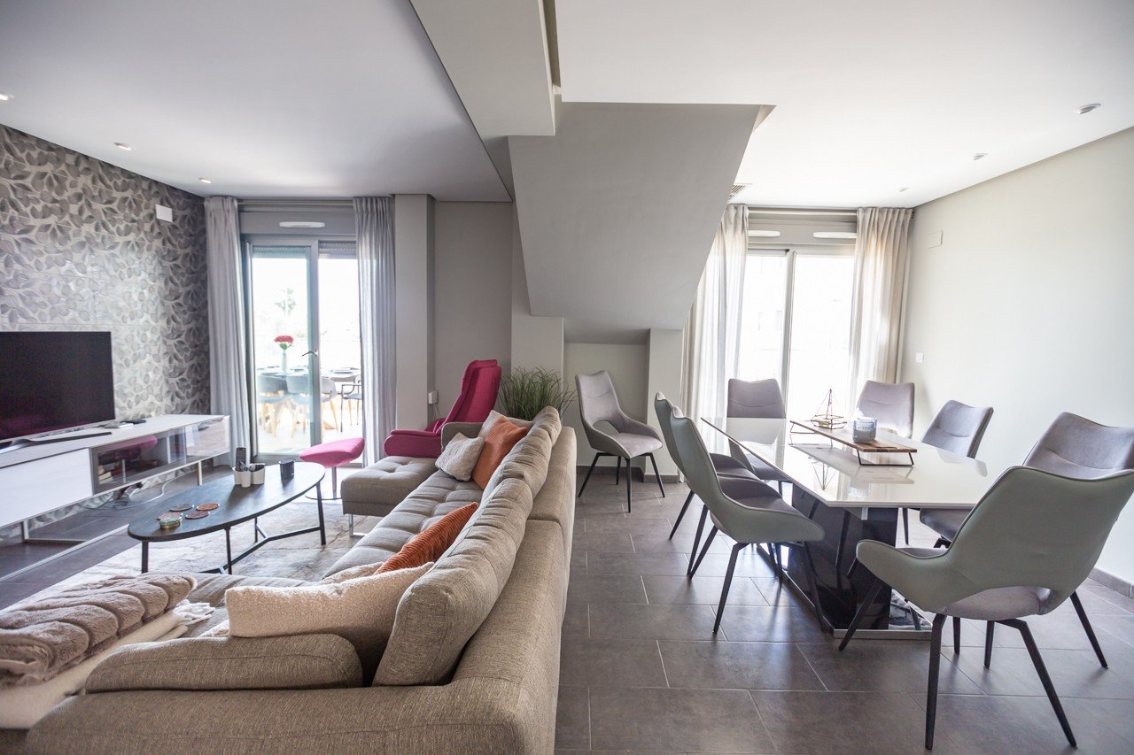 Erleben Sie luxuriöses Leben an der Küste in diesem atemberaubenden Penthouse-Wohnung zum Verkauf in der begehrten Gegend von Villamartin. Eigentlich