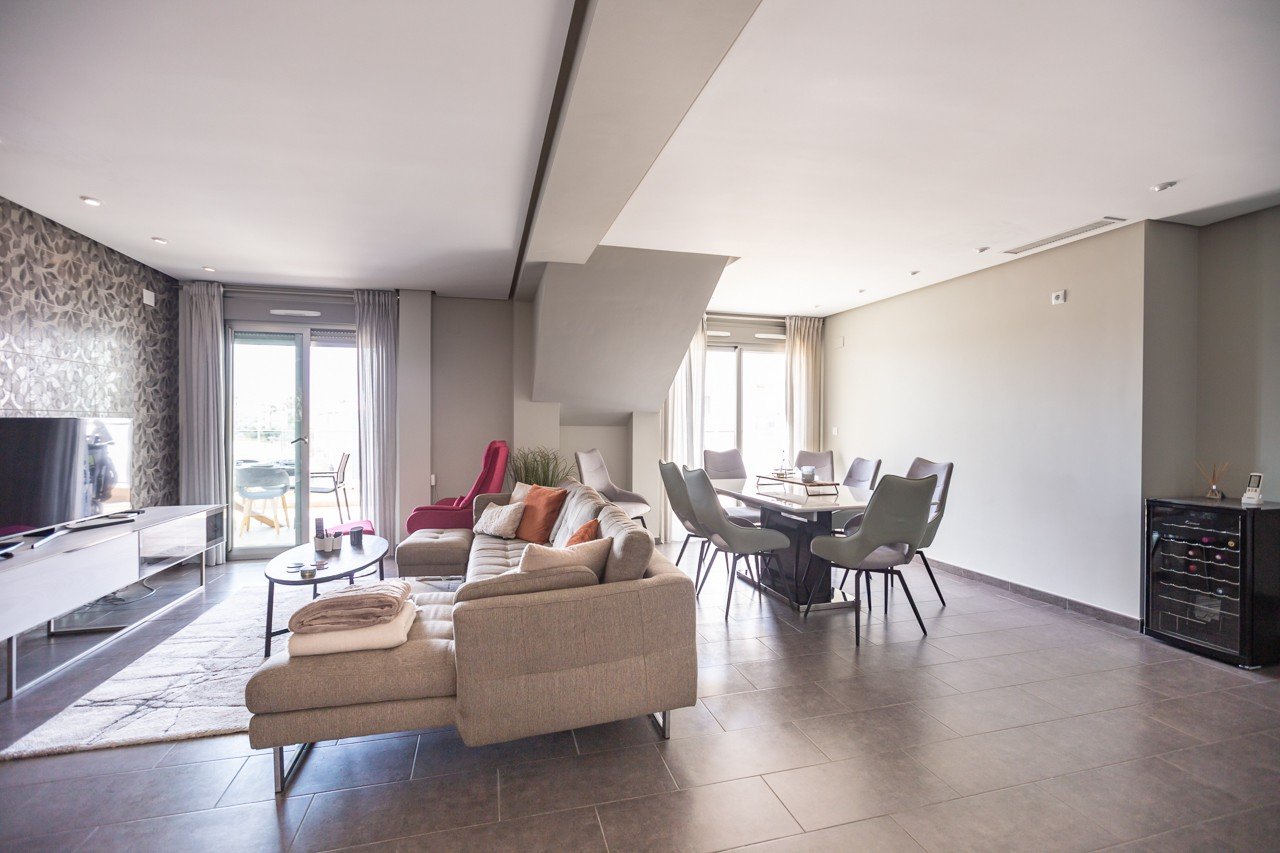 Erleben Sie luxuriöses Leben an der Küste in diesem atemberaubenden Penthouse-Wohnung zum Verkauf in der begehrten Gegend von Villamartin. Eigentlich