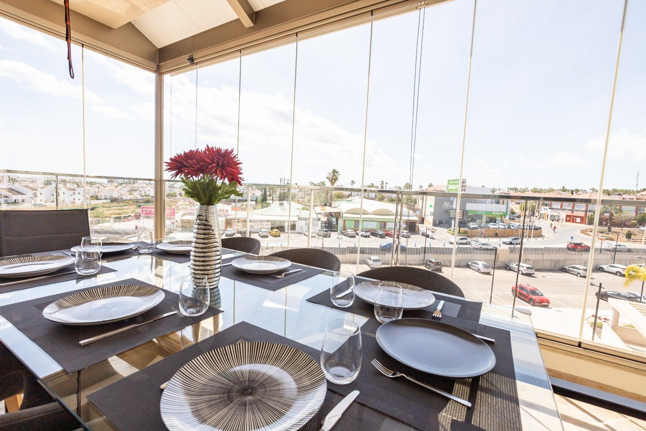 Erleben Sie luxuriöses Leben an der Küste in diesem atemberaubenden Penthouse-Wohnung zum Verkauf in der begehrten Gegend von Villamartin. Eigentlich