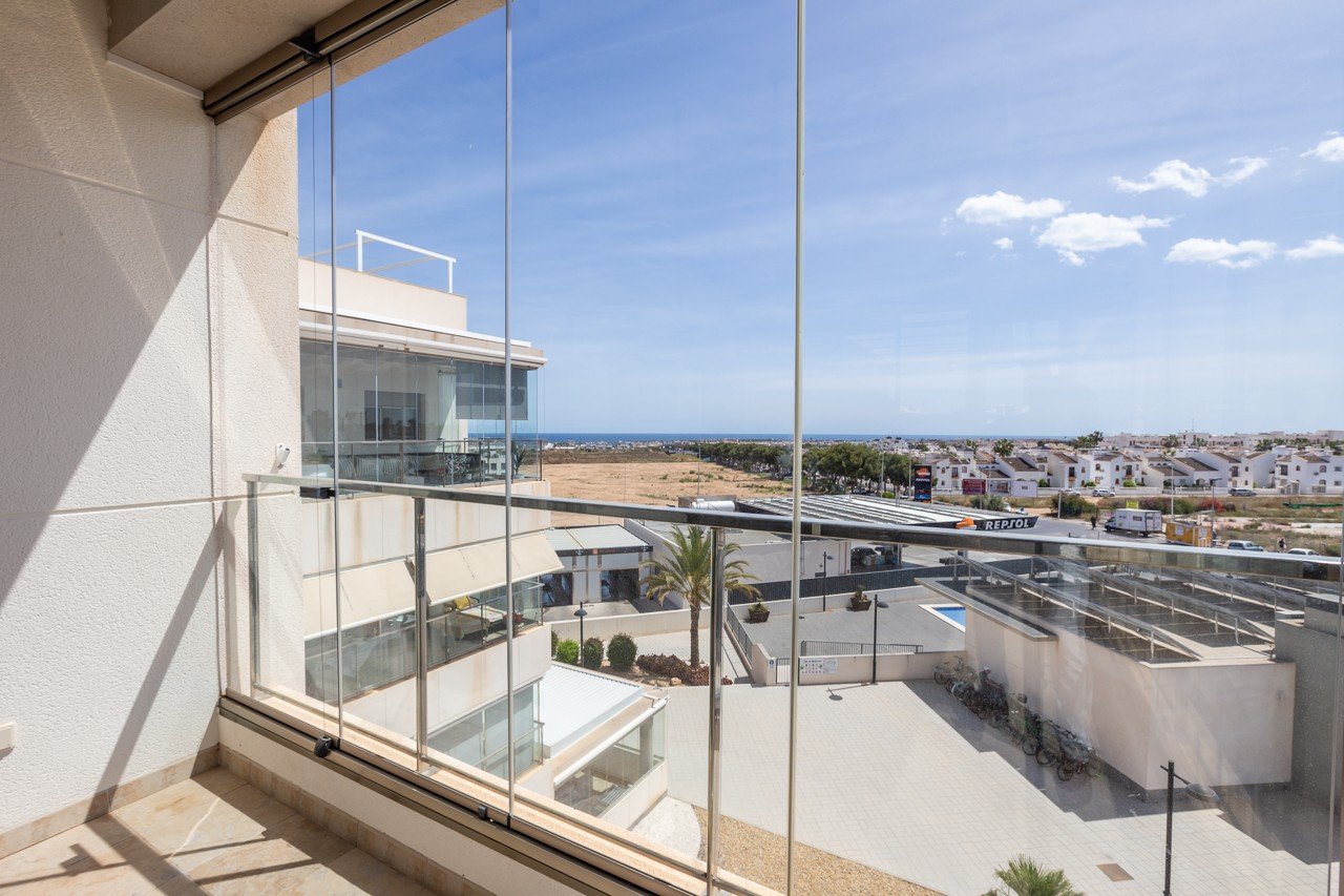 Erleben Sie luxuriöses Leben an der Küste in diesem atemberaubenden Penthouse-Wohnung zum Verkauf in der begehrten Gegend von Villamartin. Eigentlich