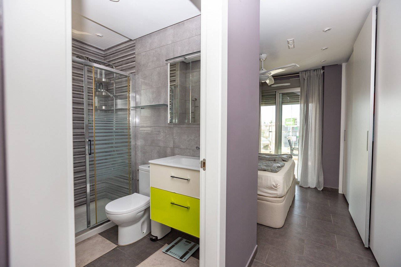 Erleben Sie luxuriöses Leben an der Küste in diesem atemberaubenden Penthouse-Wohnung zum Verkauf in der begehrten Gegend von Villamartin. Eigentlich