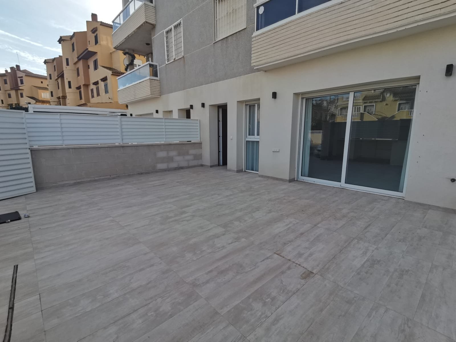 In der charmanten Stadt Torrevieja gelegen, bietet dieses exklusive Immobilienangebot zwei Erdgeschosswohnungen. Diese Wohnungen sind für diejenigen