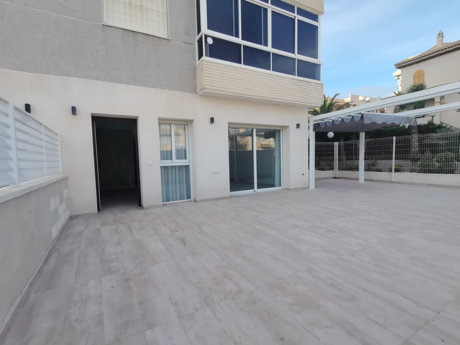 In der charmanten Stadt Torrevieja gelegen, bietet dieses exklusive Immobilienangebot zwei Erdgeschosswohnungen. Diese Wohnungen sind für diejenigen