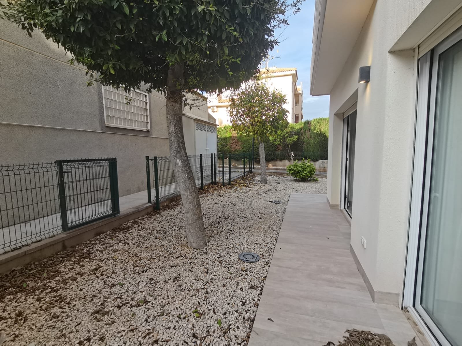 In der charmanten Stadt Torrevieja gelegen, bietet dieses exklusive Immobilienangebot zwei Erdgeschosswohnungen. Diese Wohnungen sind für diejenigen
