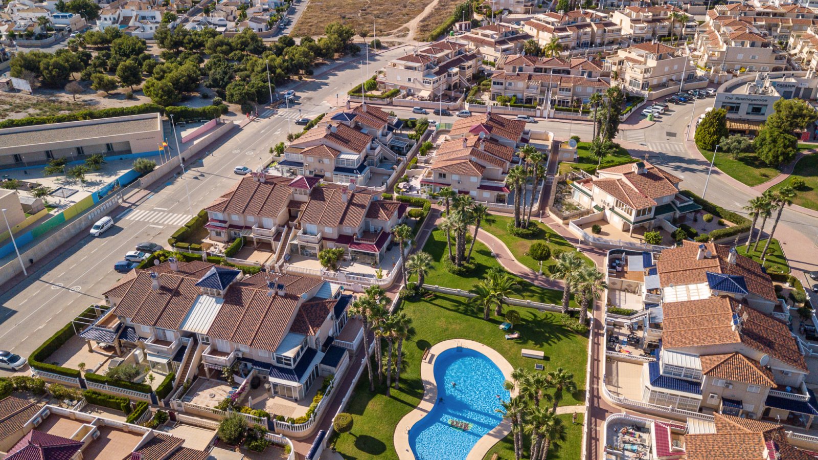 Charmante Erdgeschosswohnung in der beliebten Urbanisation Zenia Mar II in Playa Flamenca. Die Wohnung erstreckt sich über eine Etage, bietet eine Wo