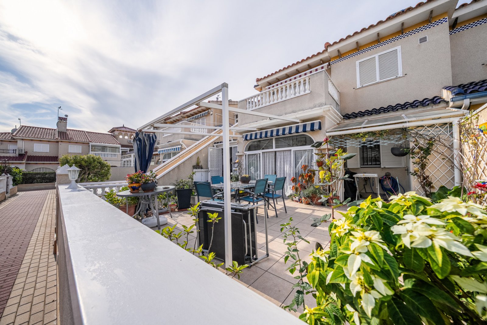Charmante Erdgeschosswohnung in der beliebten Urbanisation Zenia Mar II in Playa Flamenca. Die Wohnung erstreckt sich über eine Etage, bietet eine Wo