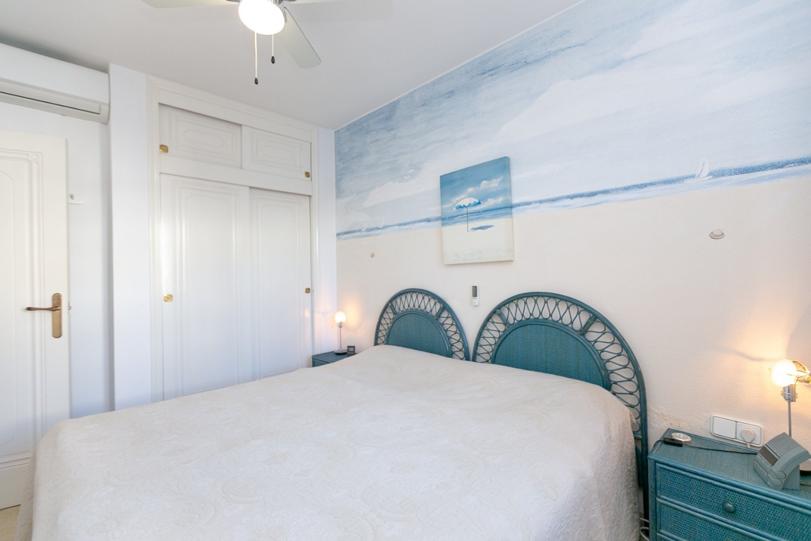 Entdecken Sie diesen charmanten Bungalow im Erdgeschoss, gelegen in einer der schönsten und charaktervollsten Wohnanlagen in Playa Flamenca. Eine typ