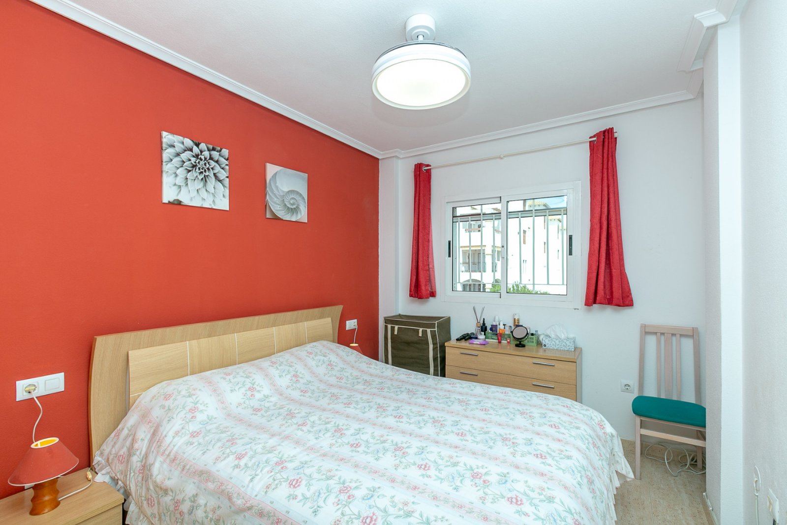 Wir präsentieren Ihnen dieses fantastische Bungalow in der obersten Etage im exklusiven, geschlossenen Wohnkomplex Zeniamar III, einer der gefragtest