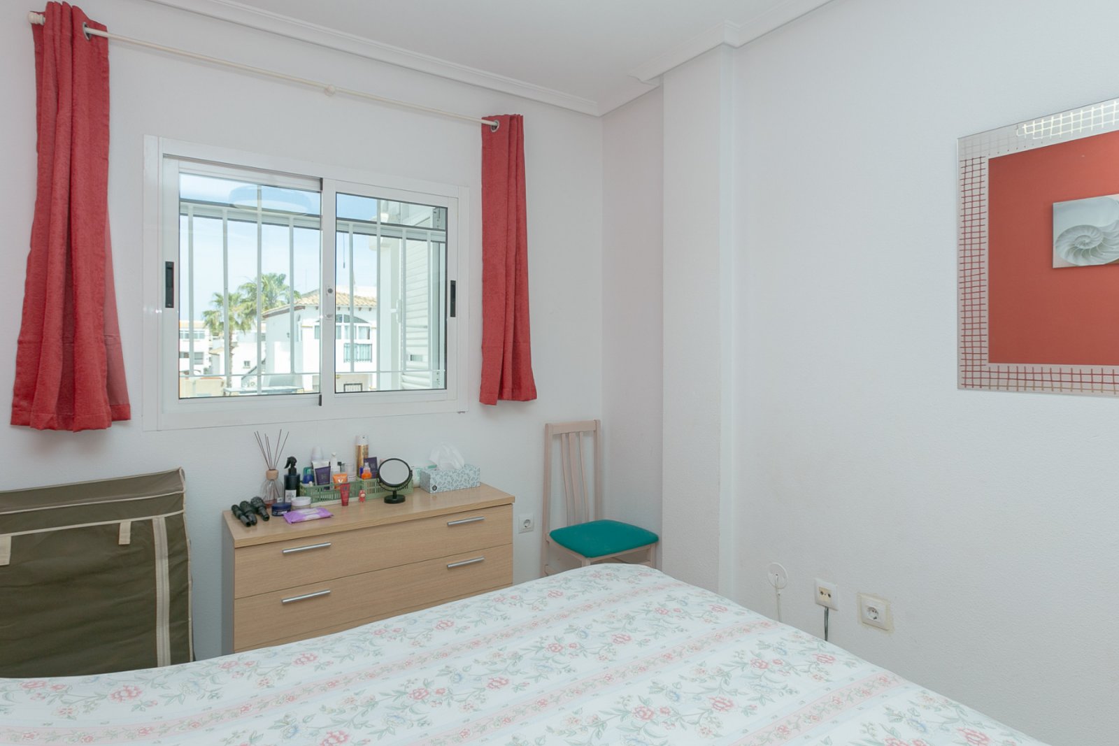 Wir präsentieren Ihnen dieses fantastische Bungalow in der obersten Etage im exklusiven, geschlossenen Wohnkomplex Zeniamar III, einer der gefragtest