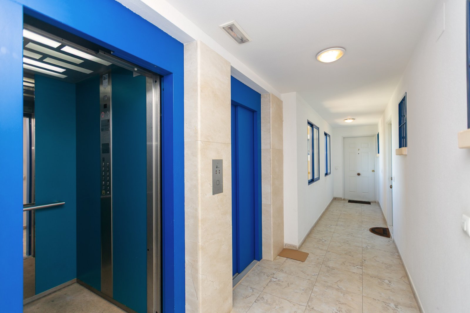 Entdecken Sie diese fantastische Wohnung in der prestigeträchtigen Wohnanlage Los Altos de Campoamor, einer der bekanntesten und gefragtesten Urbanis