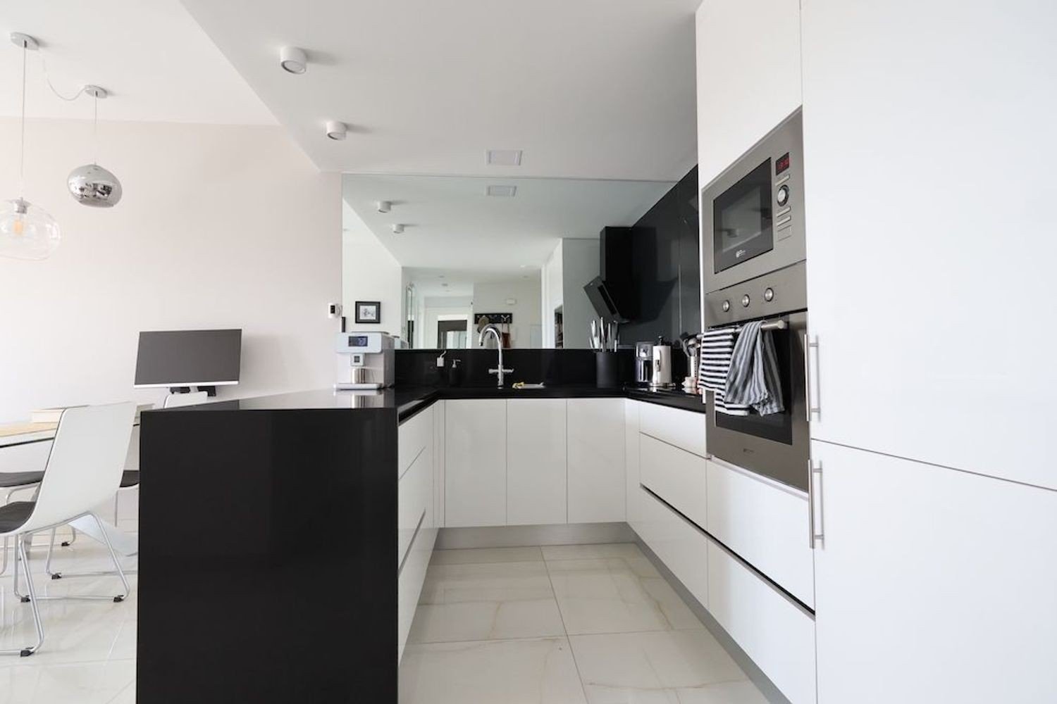 Südlich ausgerichtete Wohnung mit Blick auf Garten und Pool Diese bezugsfertige Zwei-Schlafzimmer-Wohnung im zweiten Stock vereint Sonne, Komfort und