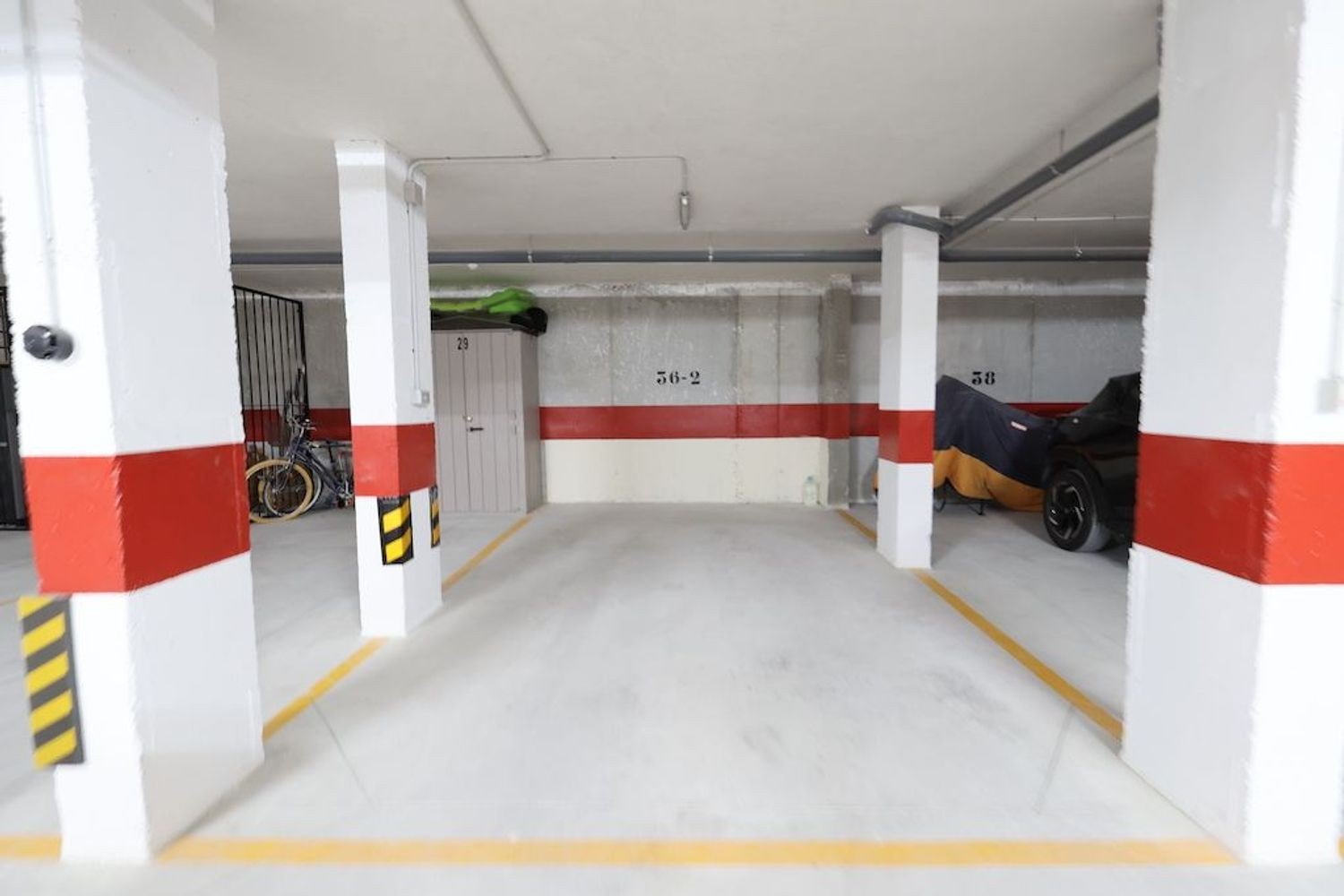 Südlich ausgerichtete Wohnung mit Blick auf Garten und Pool Diese bezugsfertige Zwei-Schlafzimmer-Wohnung im zweiten Stock vereint Sonne, Komfort und