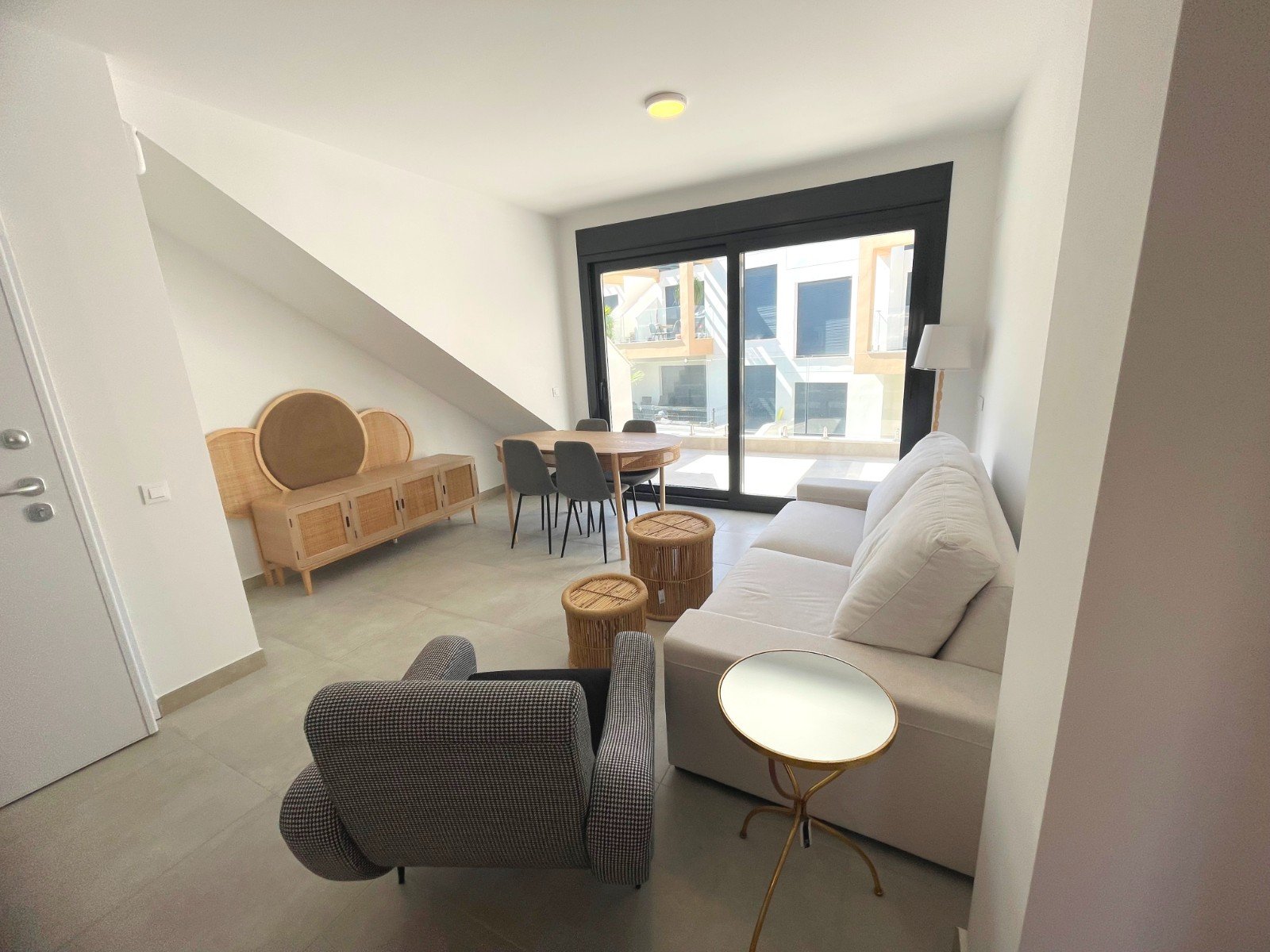 This South Facing, Two Bedroom, Top Floor Corner Apartment in Villamartin is located within a 10 minute walk of a main chain supermarket, JYSK furni