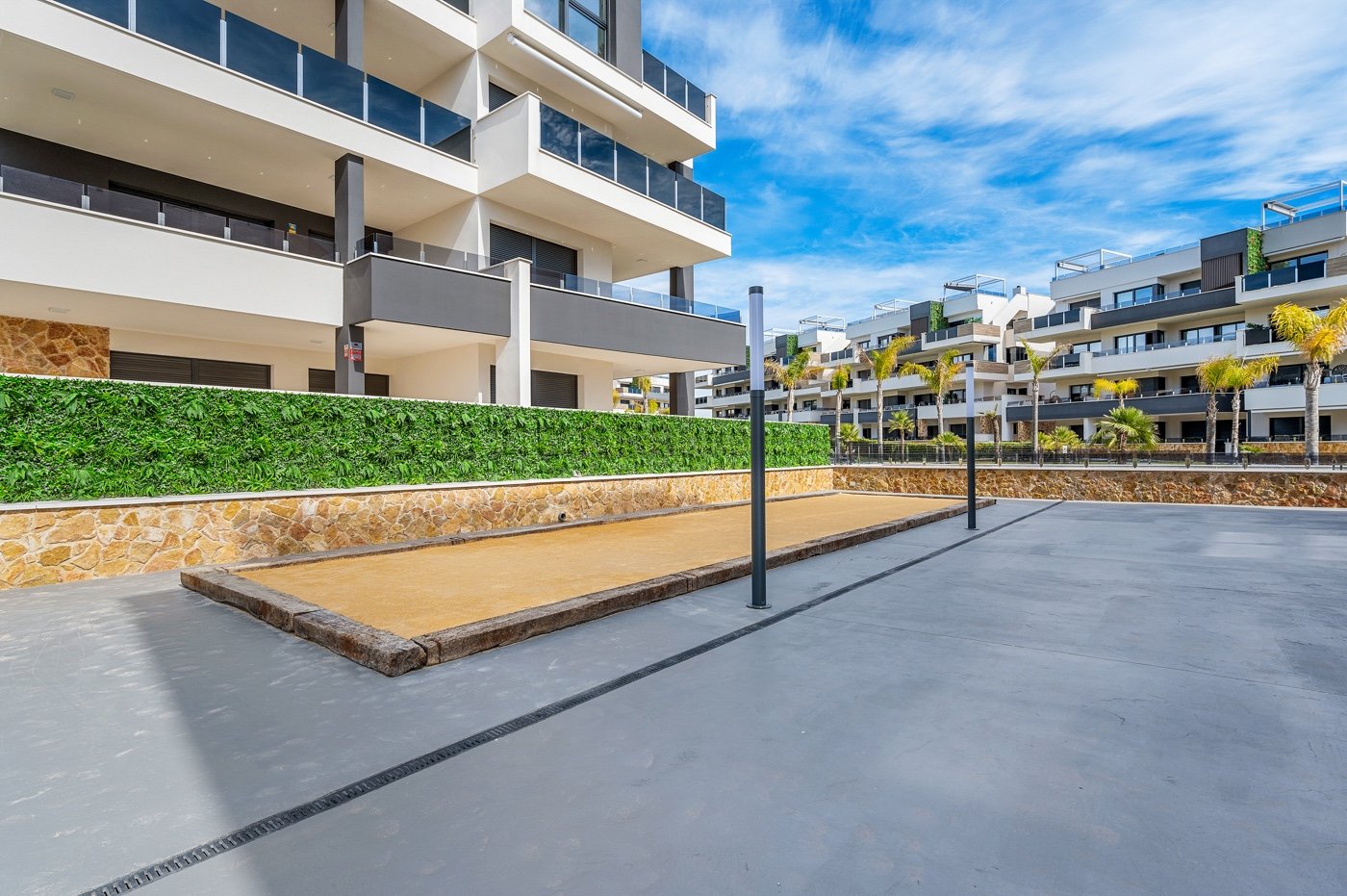 In einer der begehrtesten Lagen von Playa Flamenca an der Orihuela Costa präsentieren wir Ihnen diese exklusive Eck-Erdgeschosswohnung in einem erst