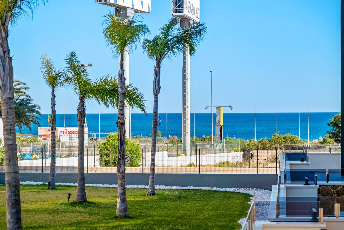 In einer der begehrtesten Lagen von Playa Flamenca an der Orihuela Costa präsentieren wir Ihnen diese exklusive Eck-Erdgeschosswohnung in einem erst