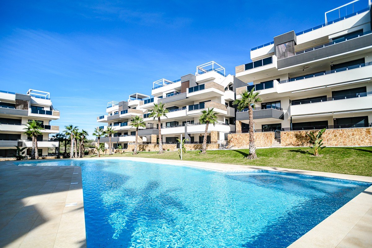 Modernes Penthouse mit riesigem Solarium in Orihuela Costa zu verkaufen Entdecken Sie dieses atemberaubende, nahezu neue Penthouse im Herzen von Ori