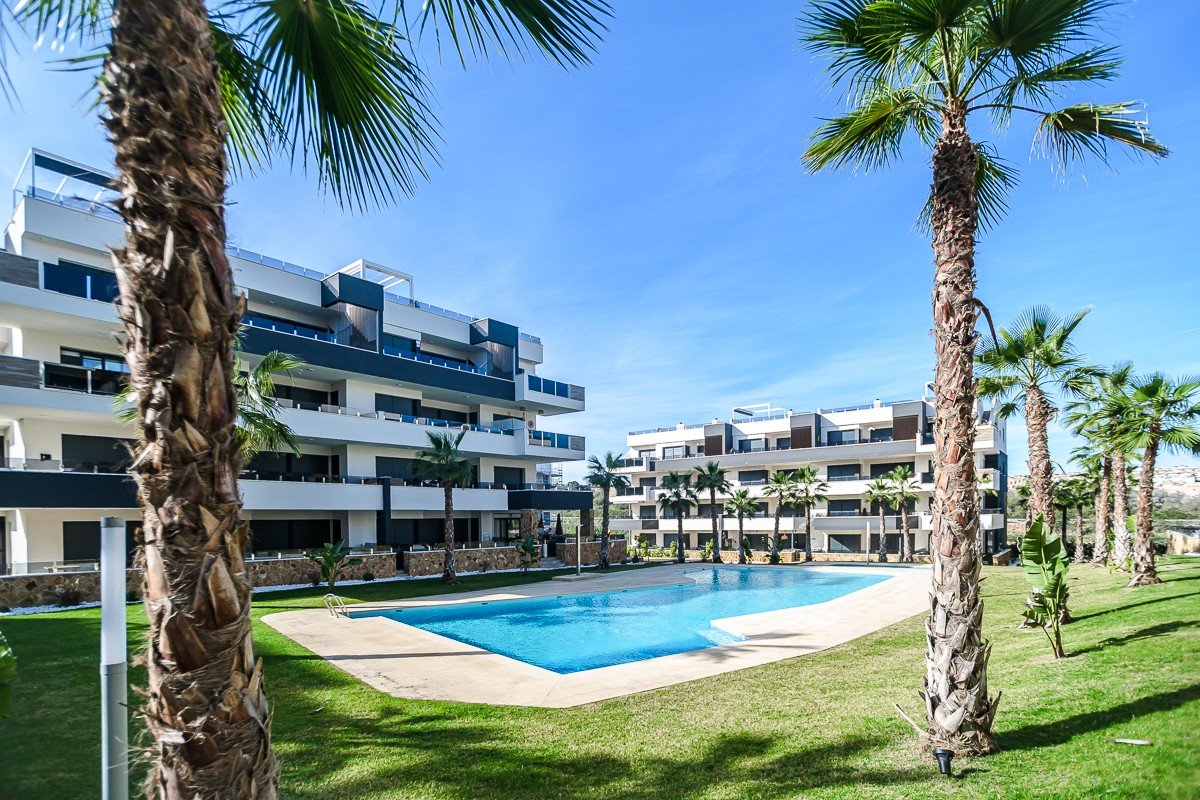 Modernes Penthouse mit riesigem Solarium in Orihuela Costa zu verkaufen Entdecken Sie dieses atemberaubende, nahezu neue Penthouse im Herzen von Ori