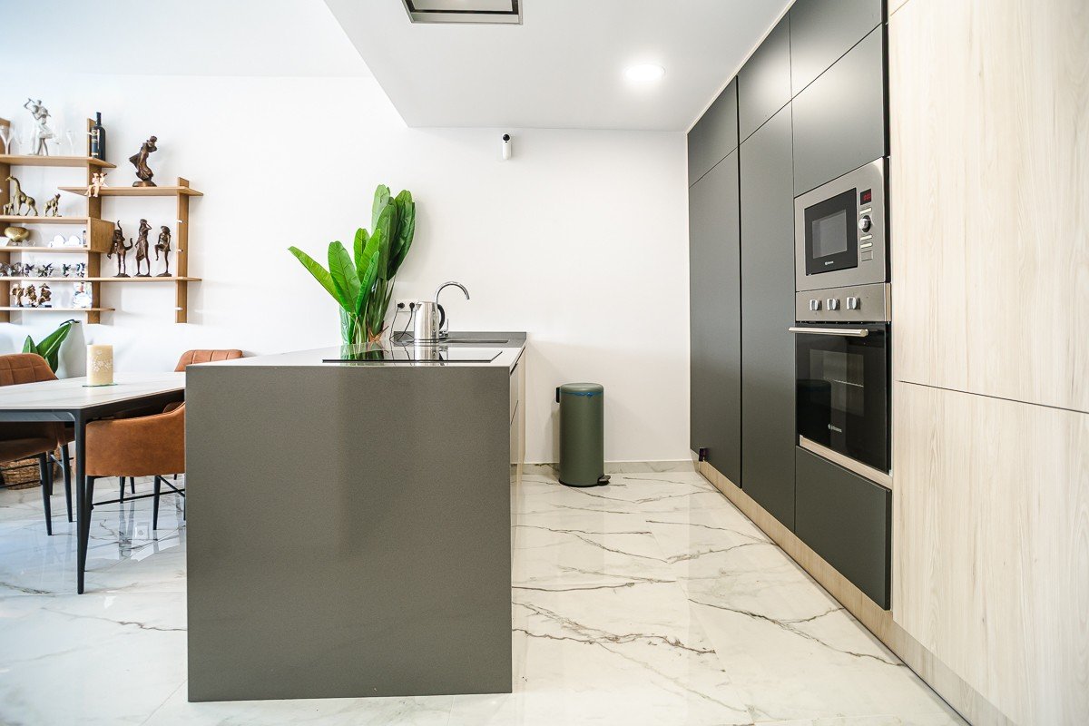 Modernes Penthouse mit riesigem Solarium in Orihuela Costa zu verkaufen Entdecken Sie dieses atemberaubende, nahezu neue Penthouse im Herzen von Ori