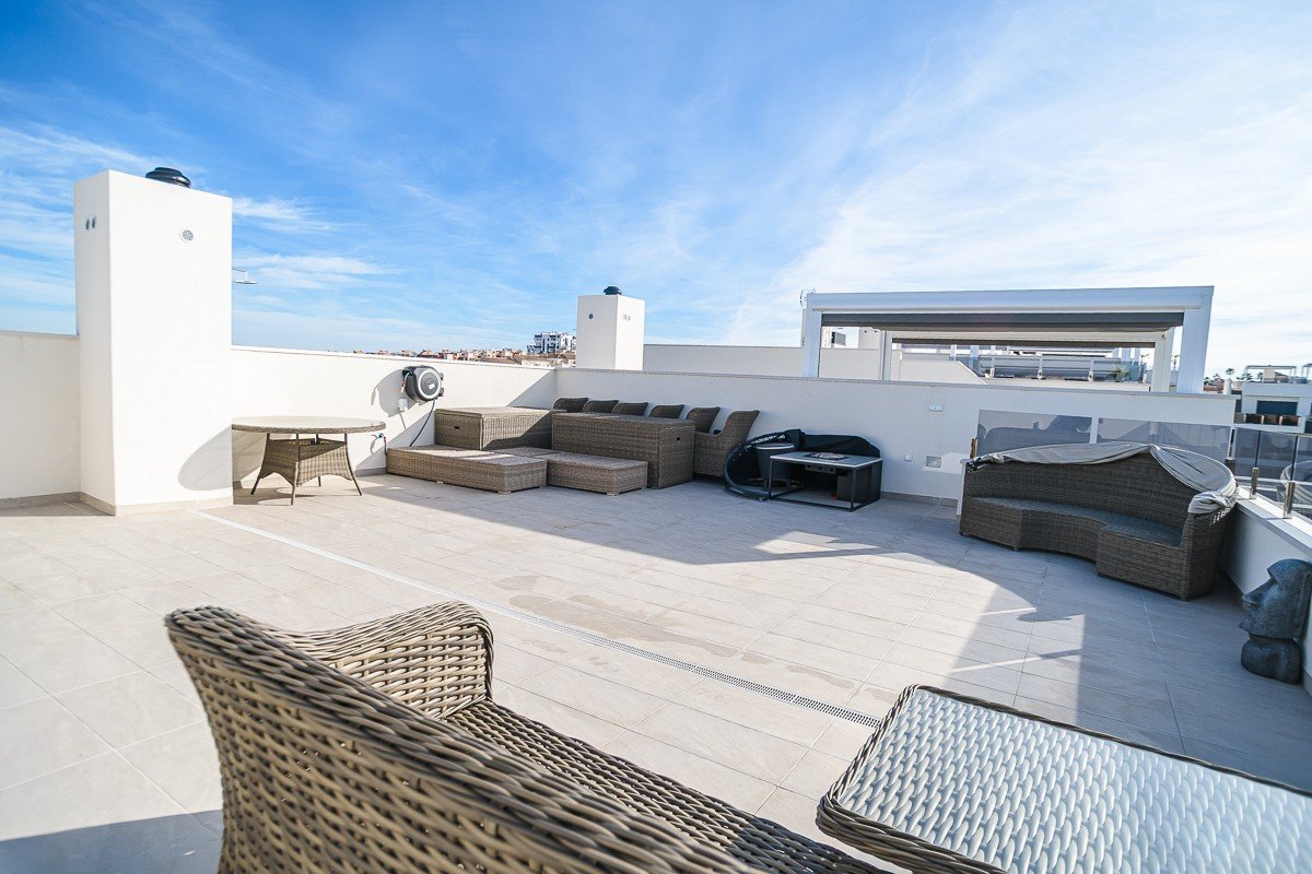 Modernes Penthouse mit riesigem Solarium in Orihuela Costa zu verkaufen Entdecken Sie dieses atemberaubende, nahezu neue Penthouse im Herzen von Ori