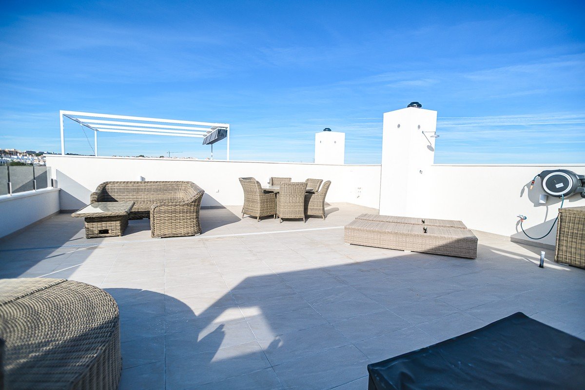 Modernes Penthouse mit riesigem Solarium in Orihuela Costa zu verkaufen Entdecken Sie dieses atemberaubende, nahezu neue Penthouse im Herzen von Ori