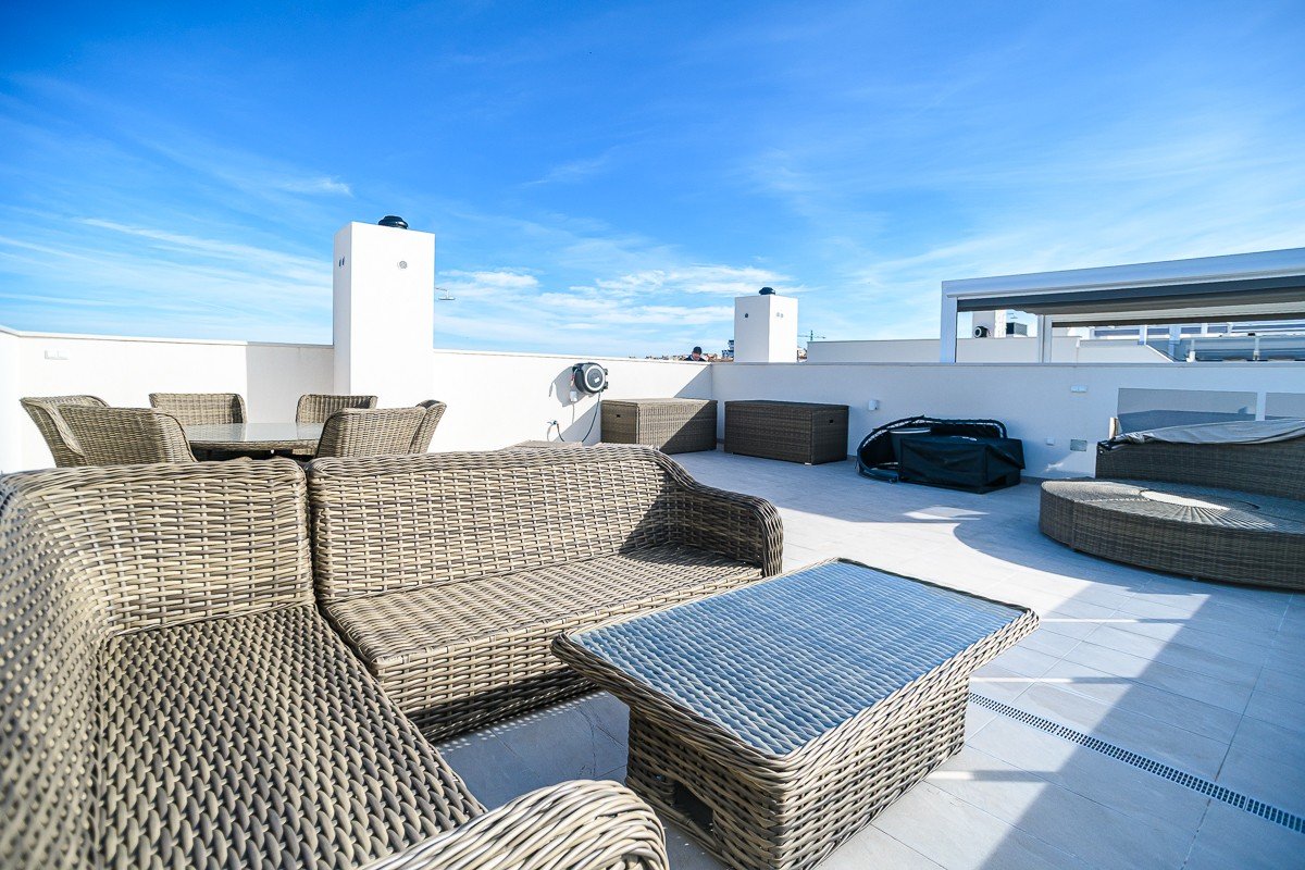 Modernes Penthouse mit riesigem Solarium in Orihuela Costa zu verkaufen Entdecken Sie dieses atemberaubende, nahezu neue Penthouse im Herzen von Ori