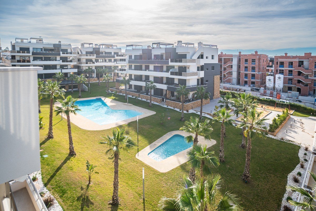 Modernes Penthouse mit riesigem Solarium in Orihuela Costa zu verkaufen Entdecken Sie dieses atemberaubende, nahezu neue Penthouse im Herzen von Ori