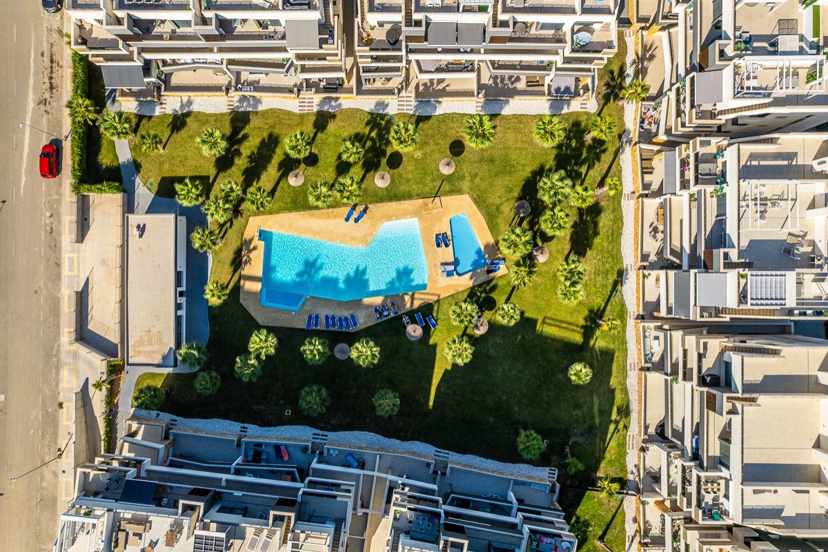 Modernes Penthouse mit riesigem Solarium in Orihuela Costa zu verkaufen Entdecken Sie dieses atemberaubende, nahezu neue Penthouse im Herzen von Ori