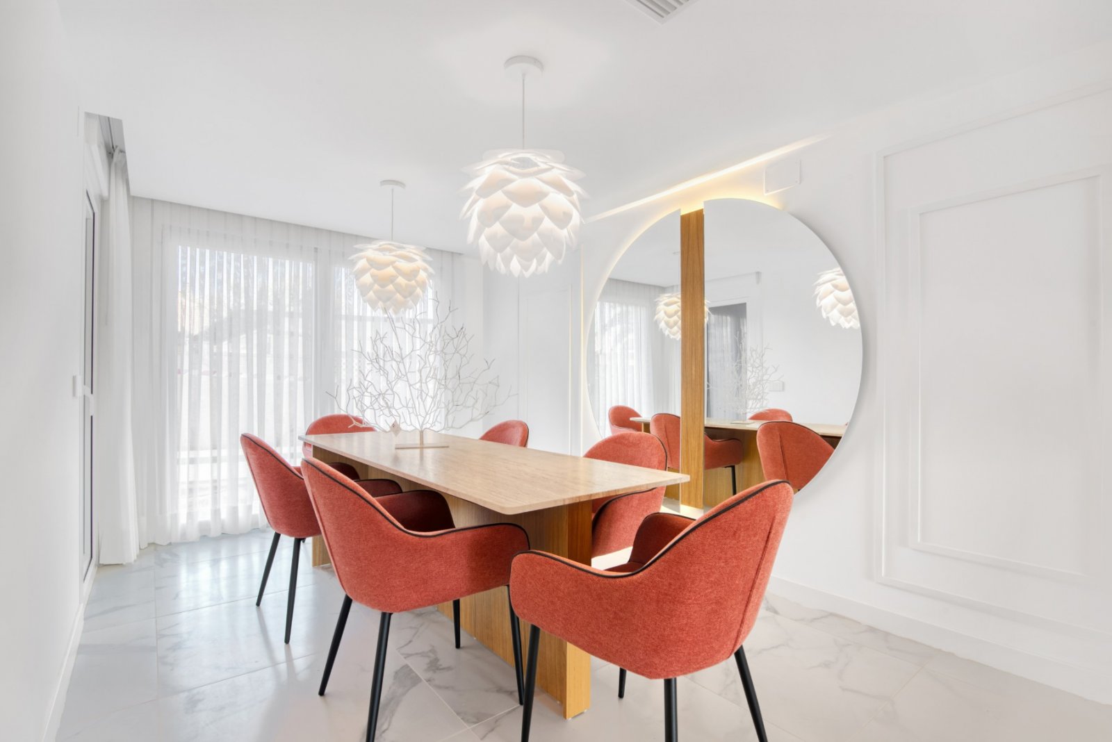 Experience luxury living with exclusive views of the sea and beach in Punta Prima, Torrevieja. This development offers 2- and 3-bedroom apartments,