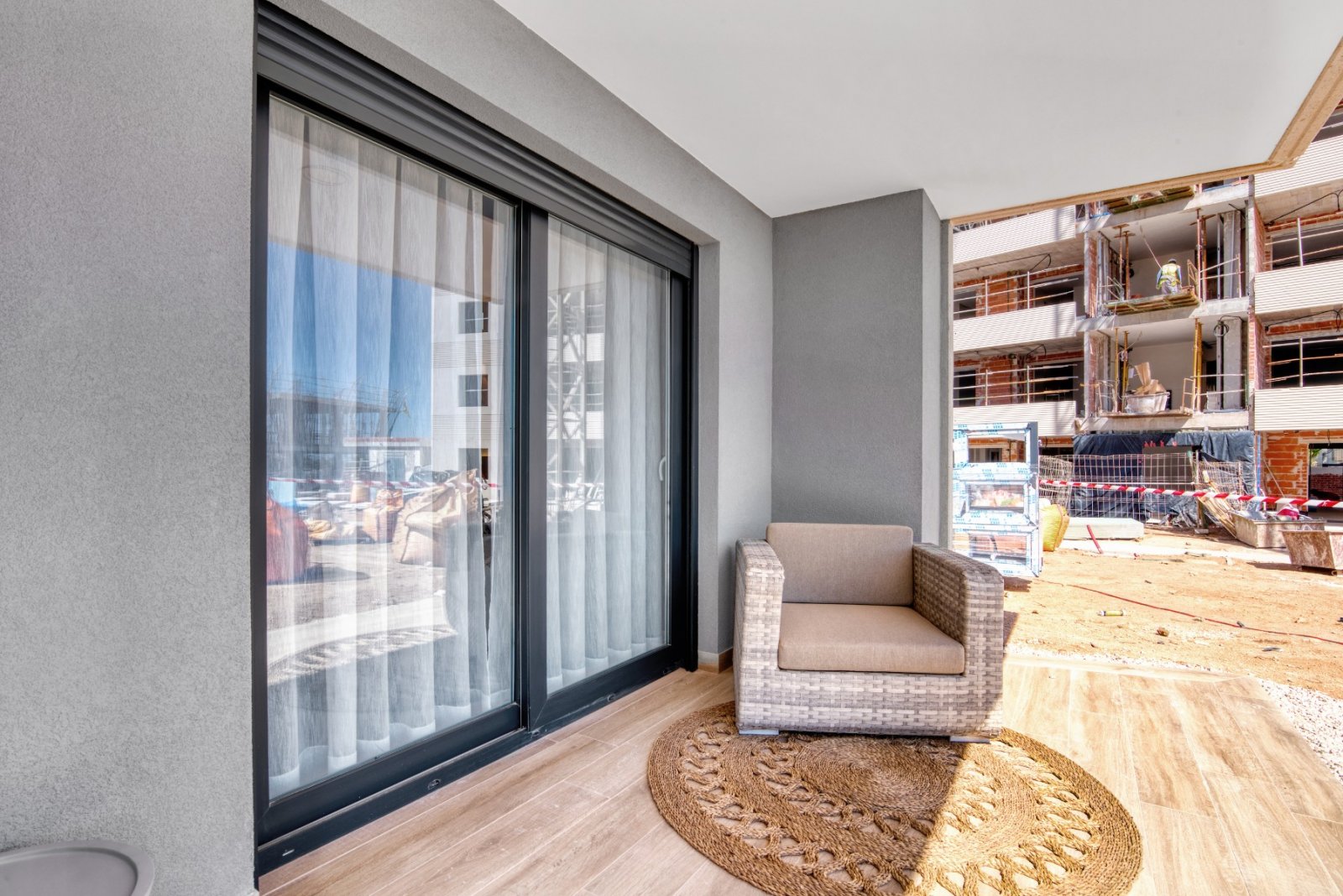 Experience luxury living with exclusive views of the sea and beach in Punta Prima, Torrevieja. This development offers 2- and 3-bedroom apartments,
