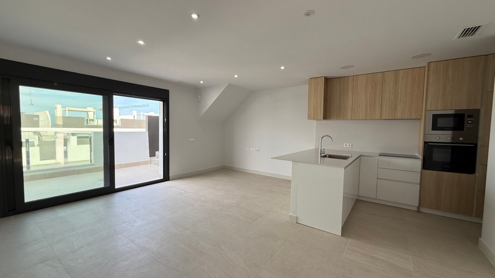 In der faszinierenden Stadt Torrevieja gelegen, verspricht dieses moderne Apartment der ideale Rückzugsort für diejenigen zu sein, die einen komforta