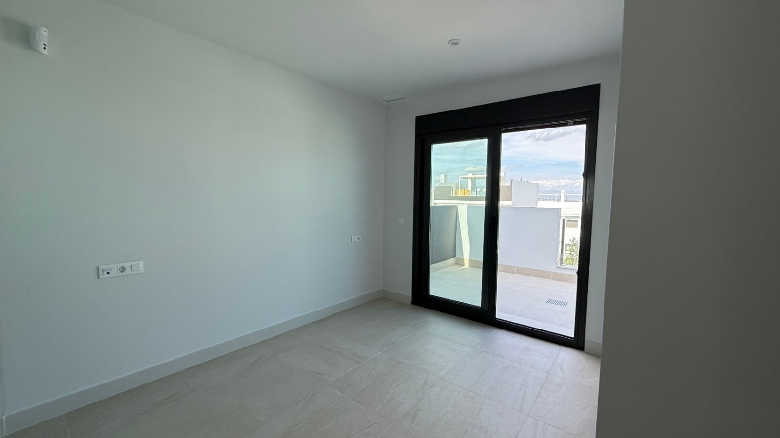 In der faszinierenden Stadt Torrevieja gelegen, verspricht dieses moderne Apartment der ideale Rückzugsort für diejenigen zu sein, die einen komforta
