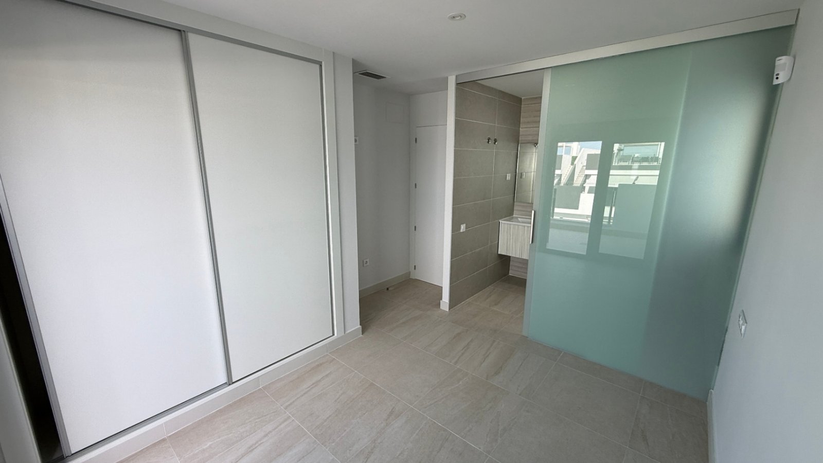 In der faszinierenden Stadt Torrevieja gelegen, verspricht dieses moderne Apartment der ideale Rückzugsort für diejenigen zu sein, die einen komforta