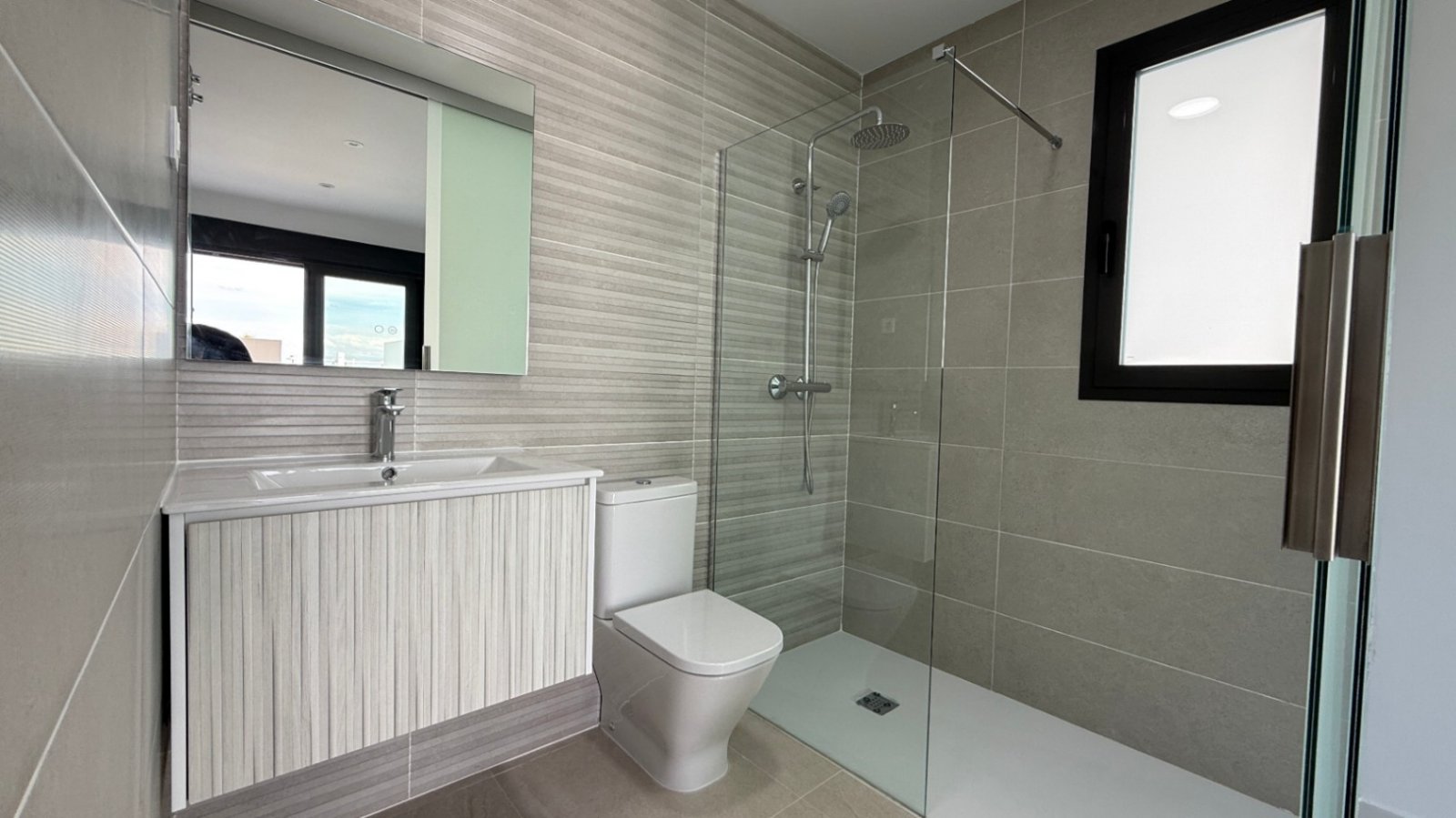 In der faszinierenden Stadt Torrevieja gelegen, verspricht dieses moderne Apartment der ideale Rückzugsort für diejenigen zu sein, die einen komforta