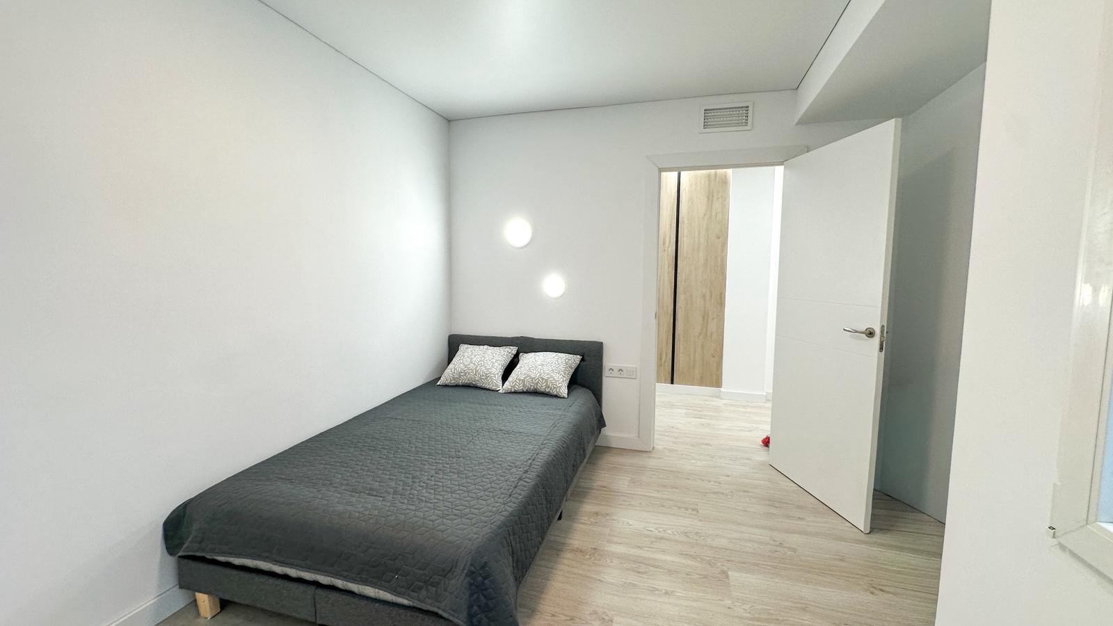 Willkommen in dieser wunderschön vollständig renovierten Wohnung in der begehrten Gegend Playa Acequión in Torrevieja. Nur 100 Meter vom Strand entfe