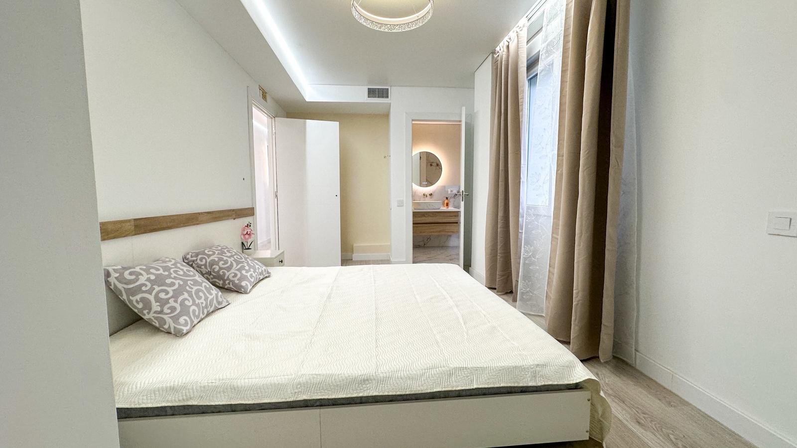 Willkommen in dieser wunderschön vollständig renovierten Wohnung in der begehrten Gegend Playa Acequión in Torrevieja. Nur 100 Meter vom Strand entfe