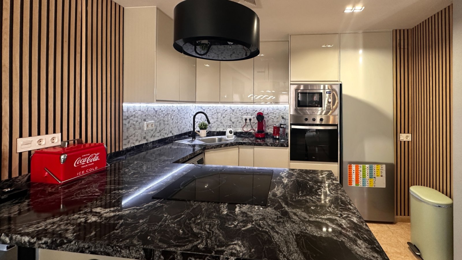 Dieses atemberaubende, komplett renovierte Apartment mit 3 Schlafzimmern und 2 Bädern im Herzen von Torrevieja verkörpert modernen Luxus.
&am