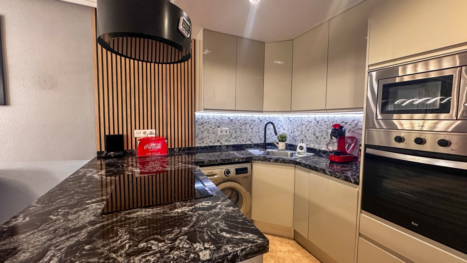 Dieses atemberaubende, komplett renovierte Apartment mit 3 Schlafzimmern und 2 Bädern im Herzen von Torrevieja verkörpert modernen Luxus.
&am