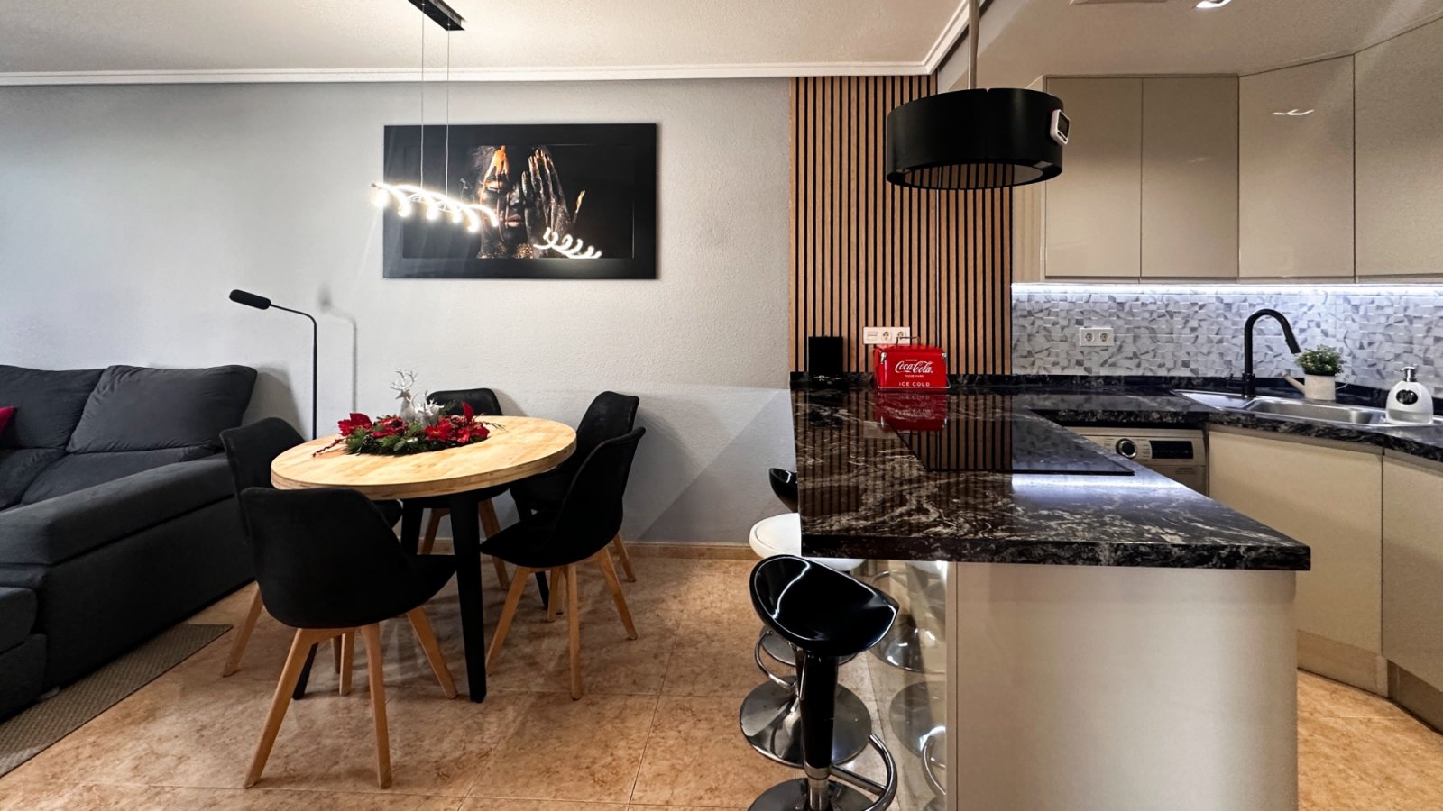 Dieses atemberaubende, komplett renovierte Apartment mit 3 Schlafzimmern und 2 Bädern im Herzen von Torrevieja verkörpert modernen Luxus.
&am