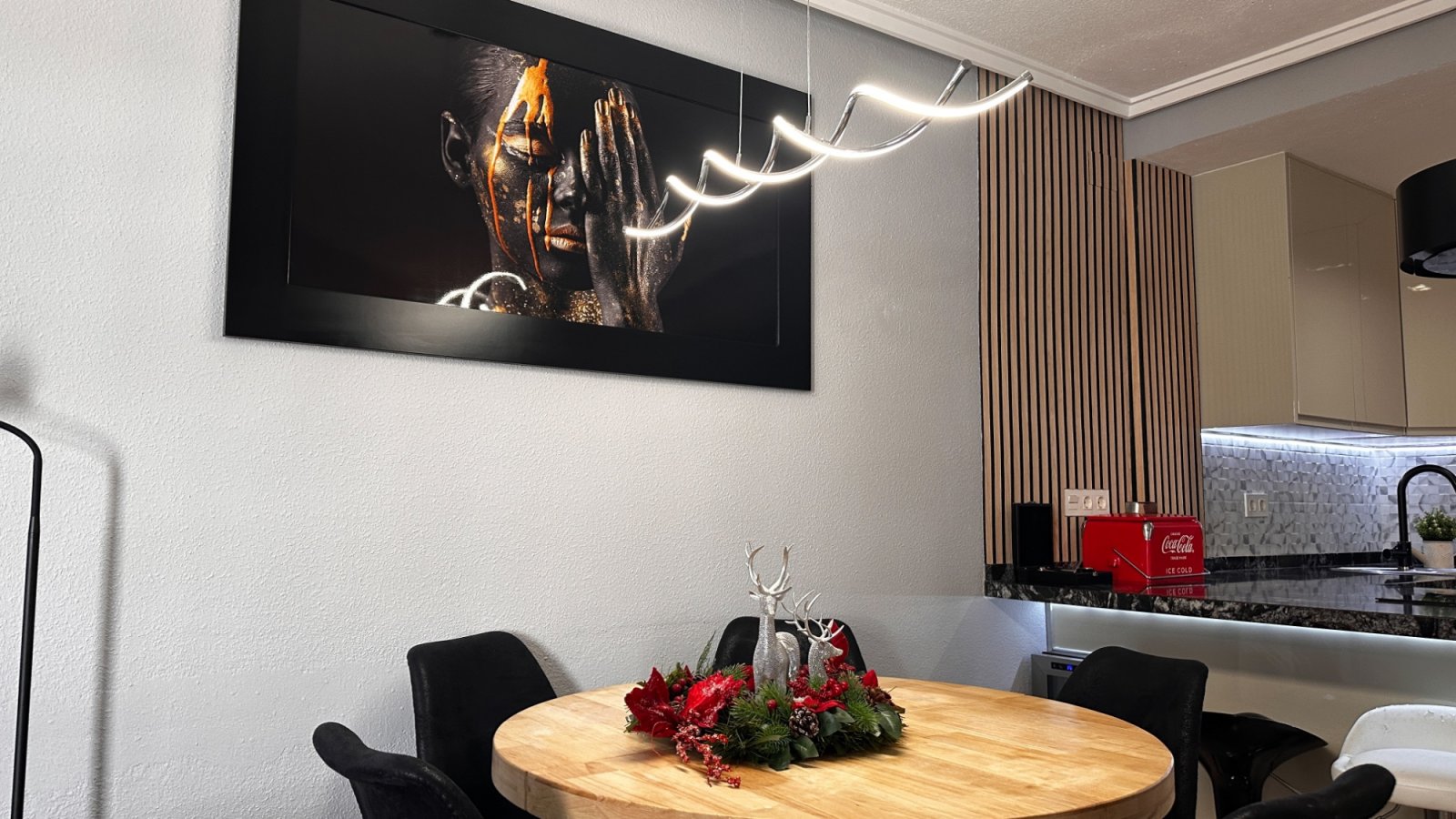 Dieses atemberaubende, komplett renovierte Apartment mit 3 Schlafzimmern und 2 Bädern im Herzen von Torrevieja verkörpert modernen Luxus.
&am