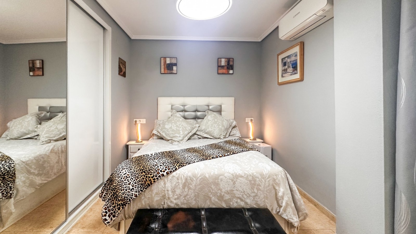 Dieses atemberaubende, komplett renovierte Apartment mit 3 Schlafzimmern und 2 Bädern im Herzen von Torrevieja verkörpert modernen Luxus.
&am