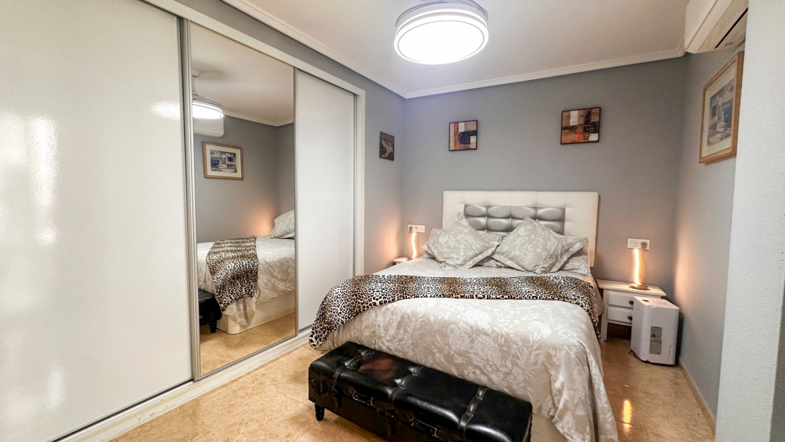 Dieses atemberaubende, komplett renovierte Apartment mit 3 Schlafzimmern und 2 Bädern im Herzen von Torrevieja verkörpert modernen Luxus.
&am