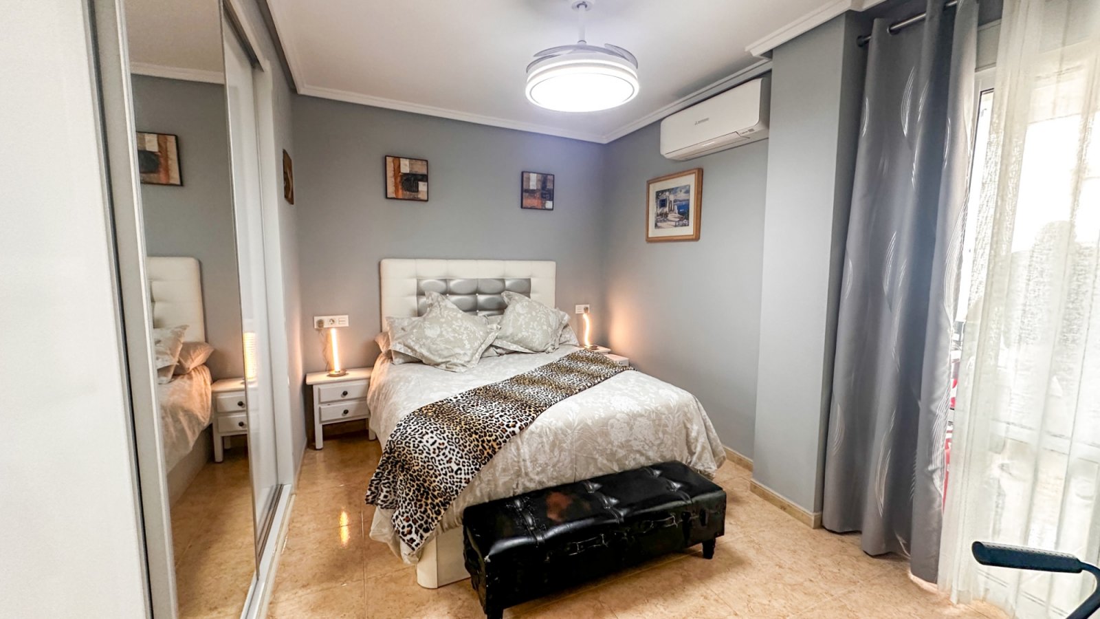 Dieses atemberaubende, komplett renovierte Apartment mit 3 Schlafzimmern und 2 Bädern im Herzen von Torrevieja verkörpert modernen Luxus.
&am
