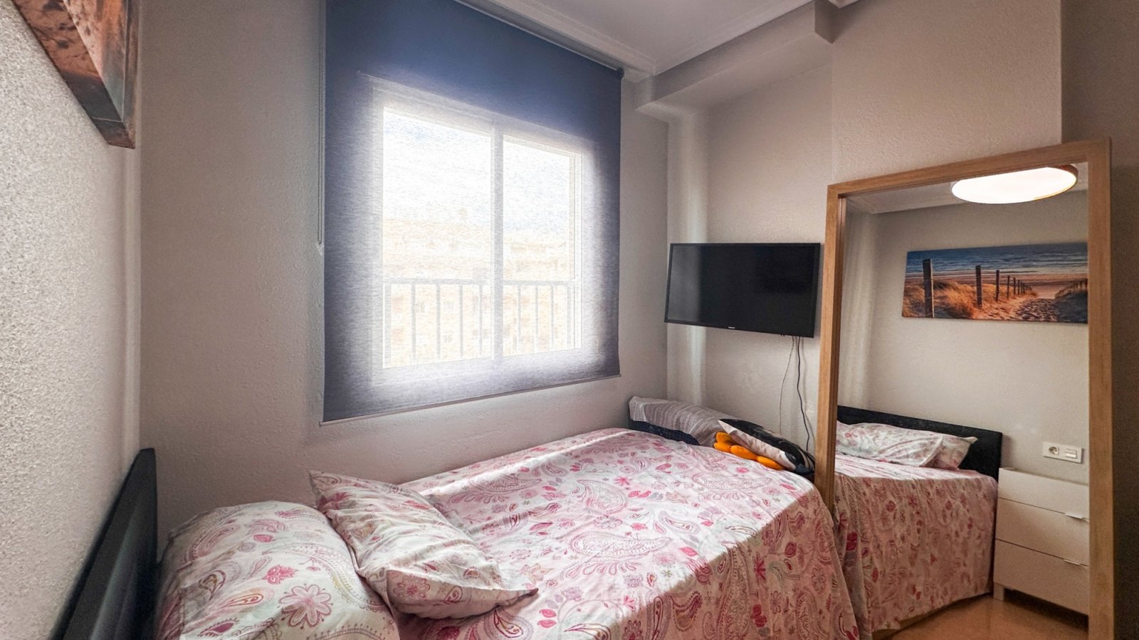 Dieses atemberaubende, komplett renovierte Apartment mit 3 Schlafzimmern und 2 Bädern im Herzen von Torrevieja verkörpert modernen Luxus.
&am