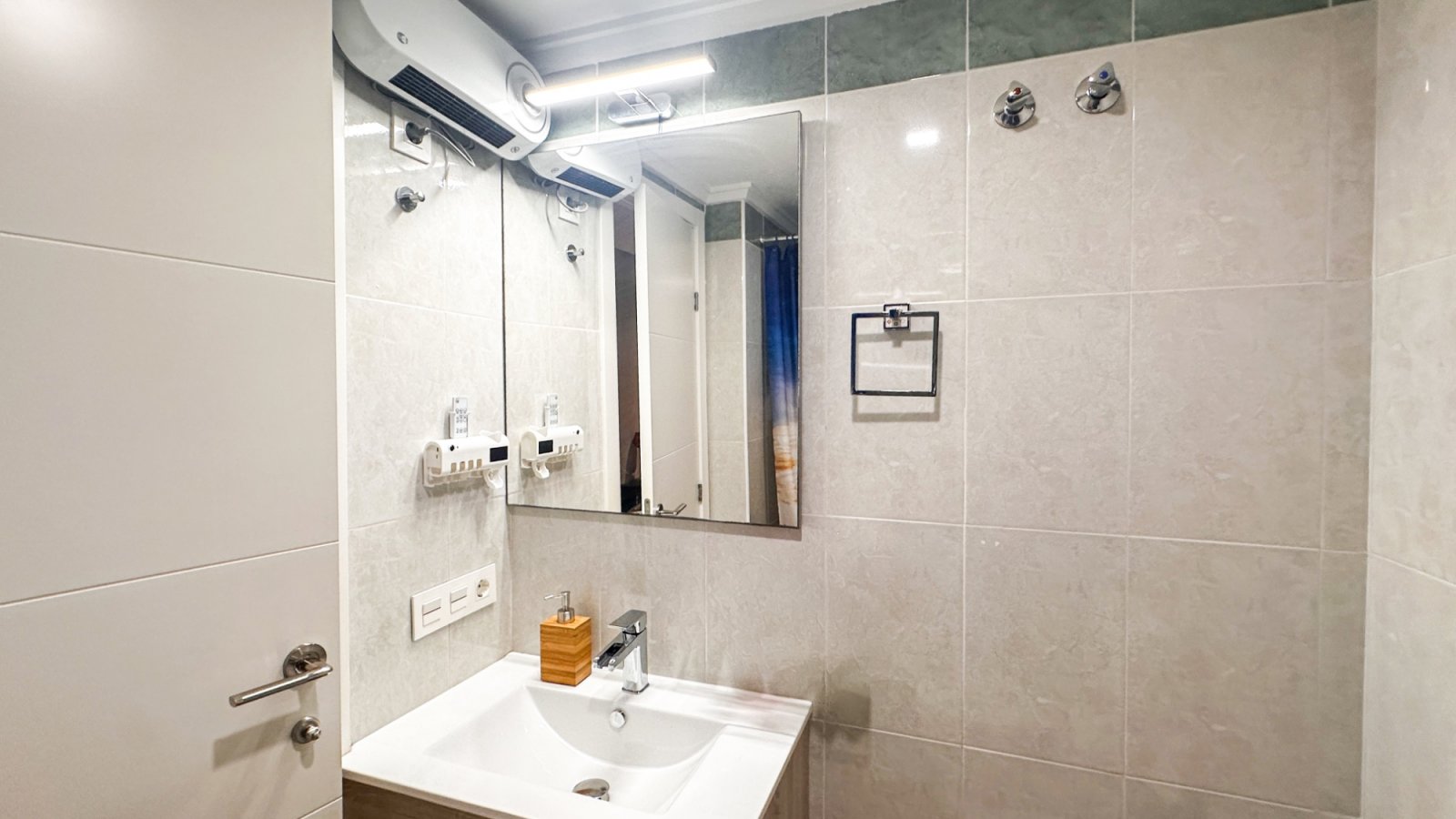 Dieses atemberaubende, komplett renovierte Apartment mit 3 Schlafzimmern und 2 Bädern im Herzen von Torrevieja verkörpert modernen Luxus.
&am