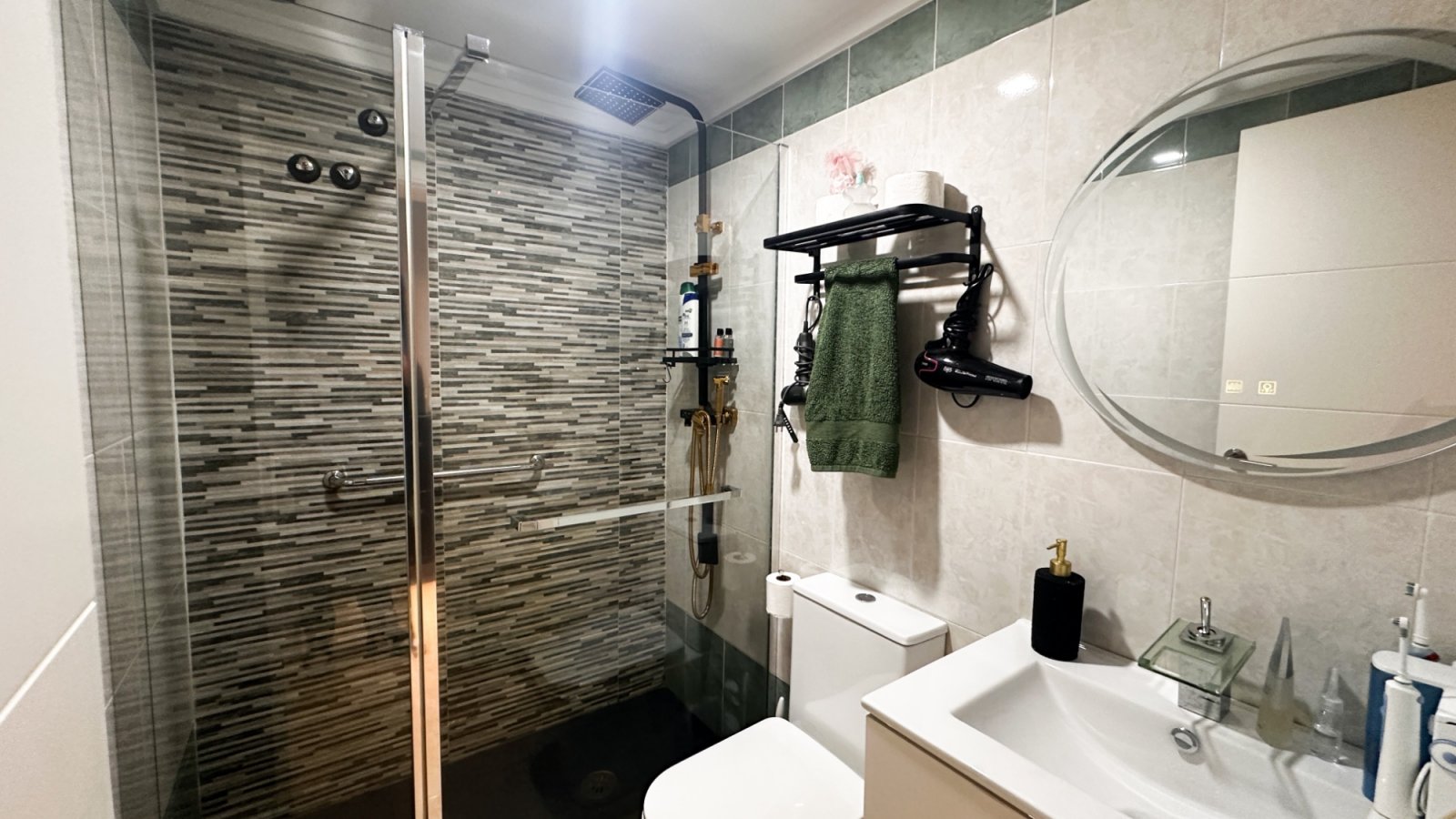 Dieses atemberaubende, komplett renovierte Apartment mit 3 Schlafzimmern und 2 Bädern im Herzen von Torrevieja verkörpert modernen Luxus.
&am