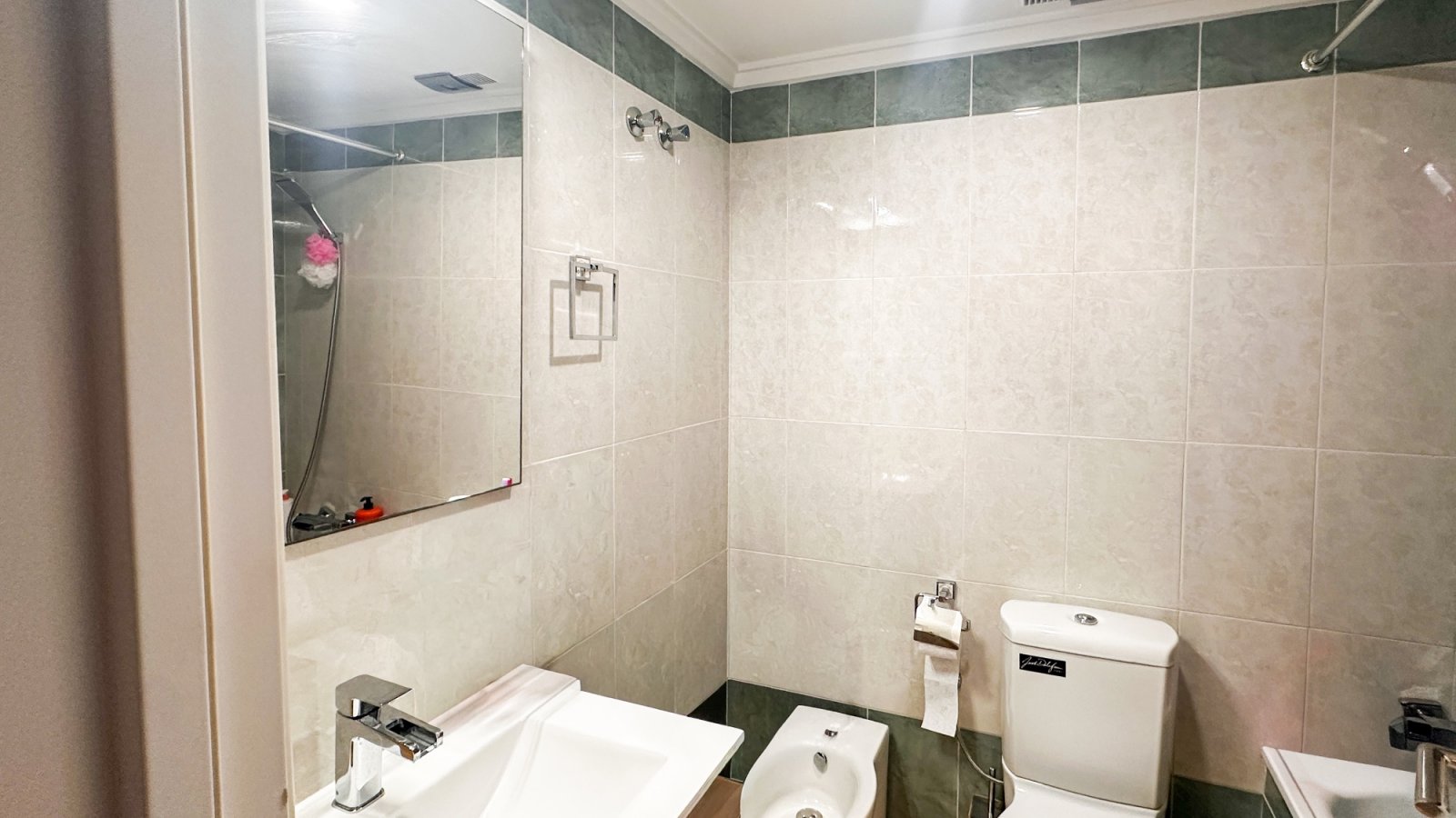 Dieses atemberaubende, komplett renovierte Apartment mit 3 Schlafzimmern und 2 Bädern im Herzen von Torrevieja verkörpert modernen Luxus.
&am
