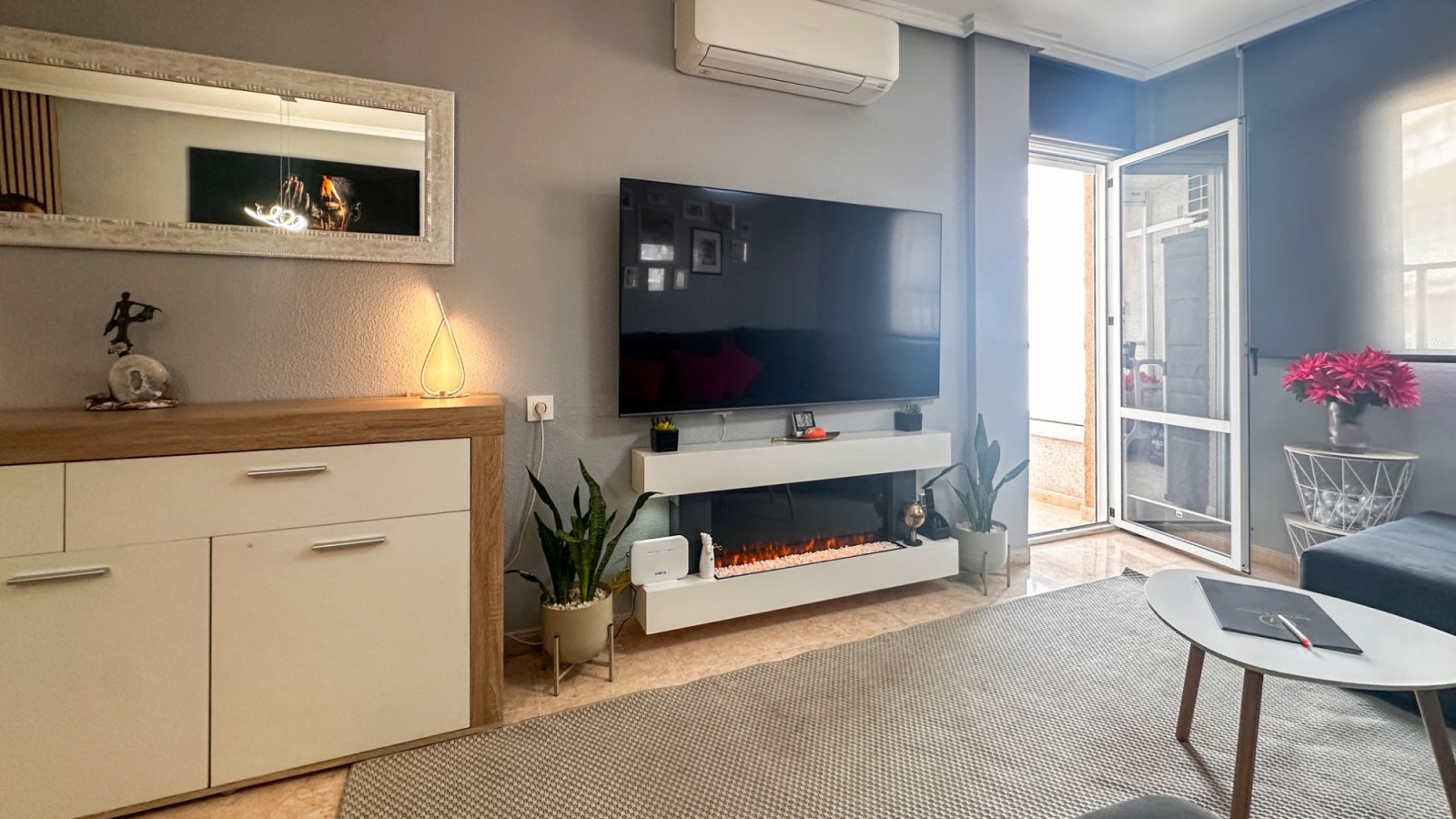 Dieses atemberaubende, komplett renovierte Apartment mit 3 Schlafzimmern und 2 Bädern im Herzen von Torrevieja verkörpert modernen Luxus.
&am