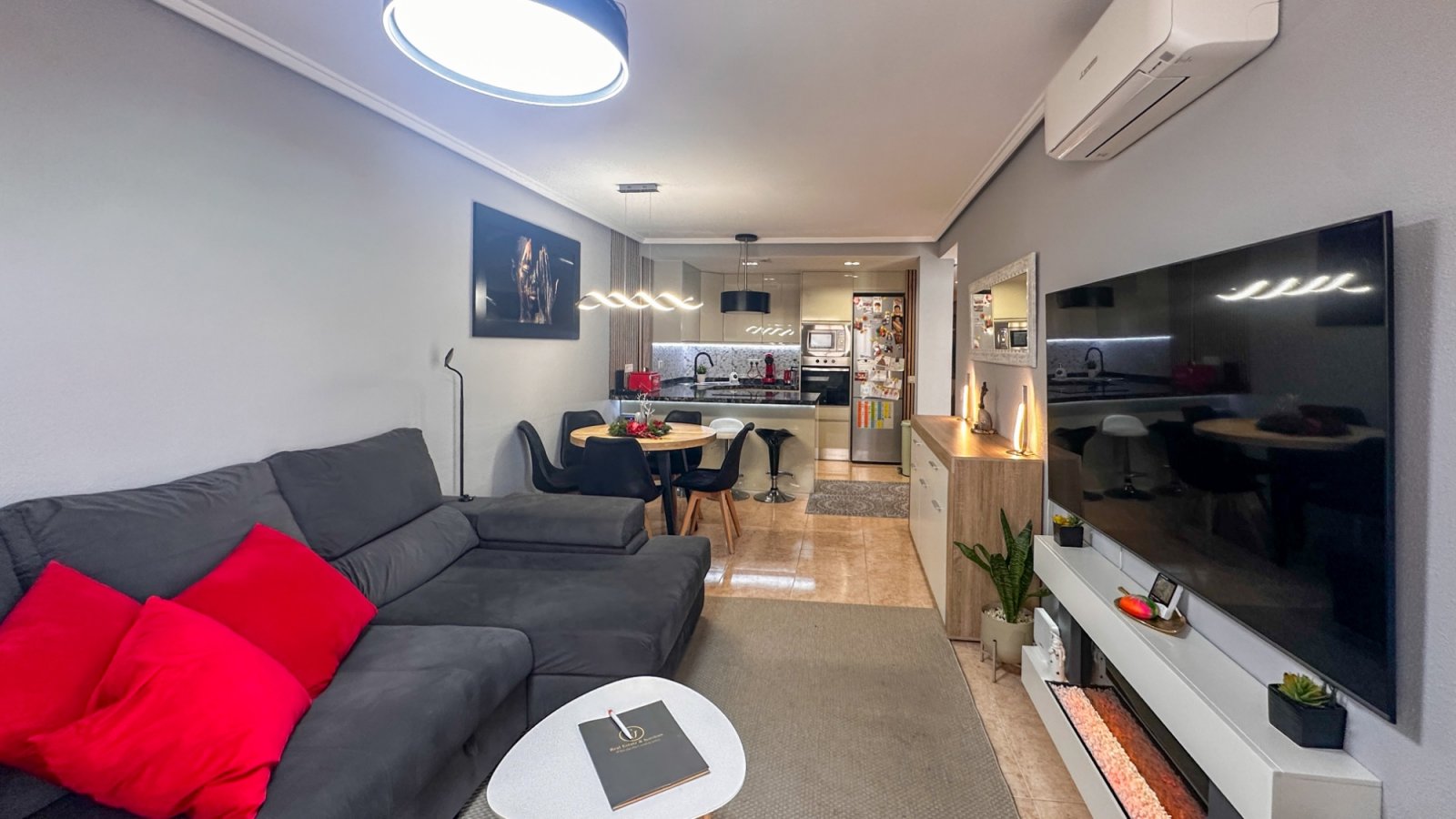 Dieses atemberaubende, komplett renovierte Apartment mit 3 Schlafzimmern und 2 Bädern im Herzen von Torrevieja verkörpert modernen Luxus.
&am