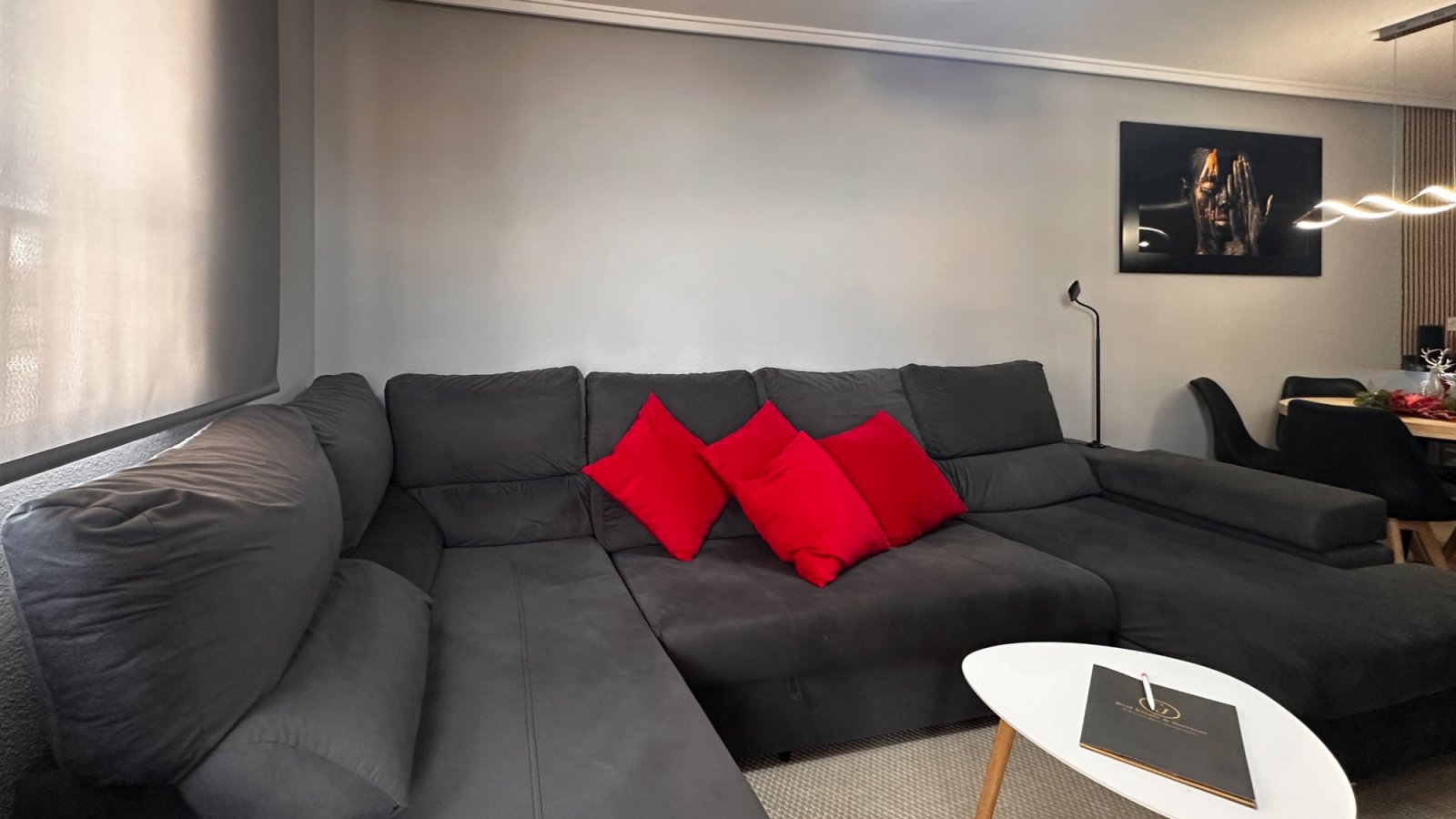 Dieses atemberaubende, komplett renovierte Apartment mit 3 Schlafzimmern und 2 Bädern im Herzen von Torrevieja verkörpert modernen Luxus.
&am